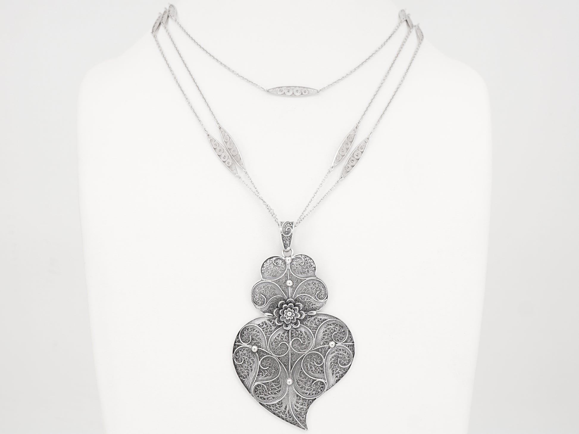 Colar Trancelim Extra Comprido com Coração de Viana Grande, Filigrana Portuguesa, Prata de Lei 925 - Colar em Exposição, Vista de Frente