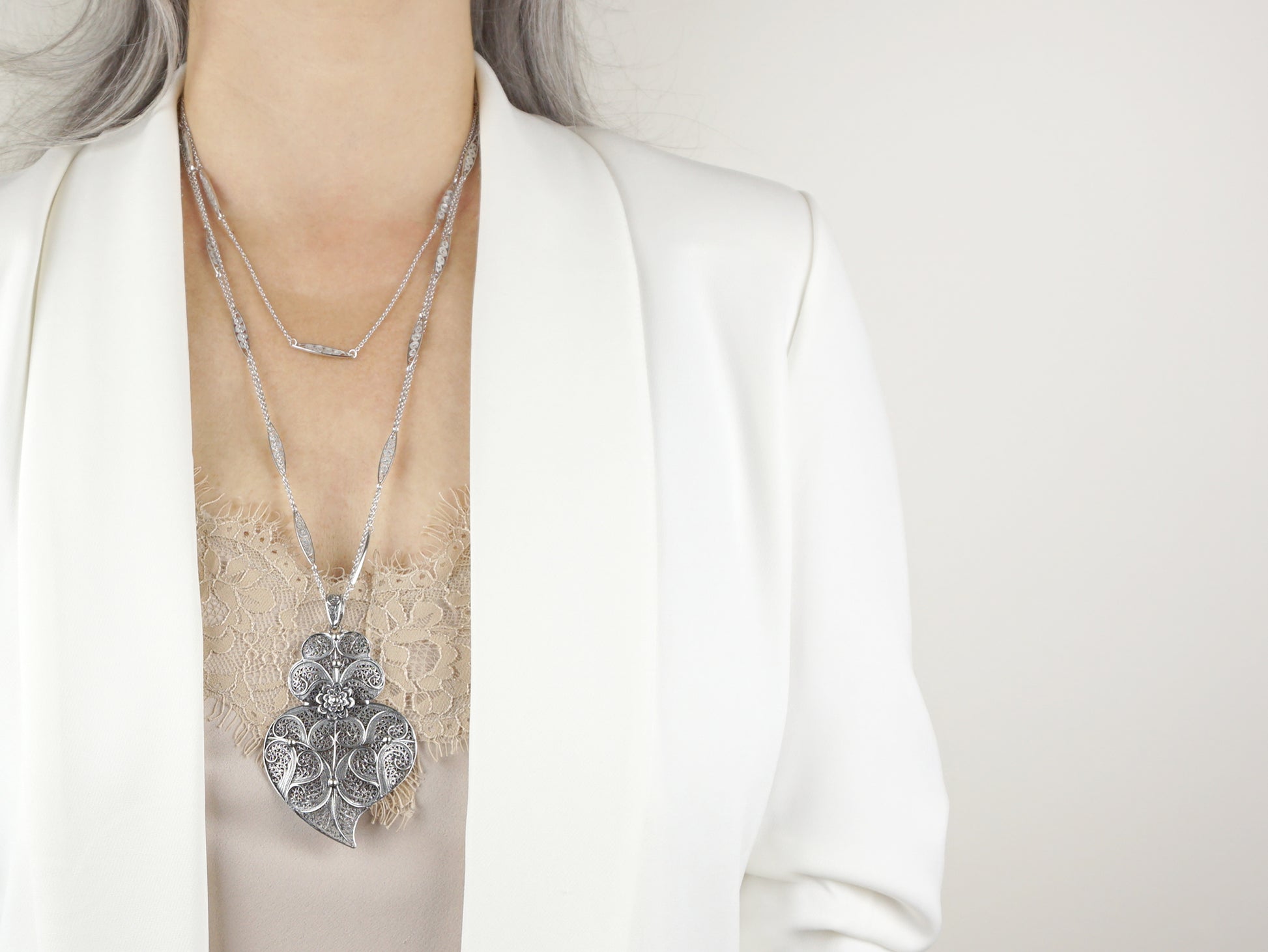 Colar Trancelim Extra Comprido com Coração de Viana Grande, Filigrana Portuguesa, Prata de Lei 925 - Mulher a usar Colar