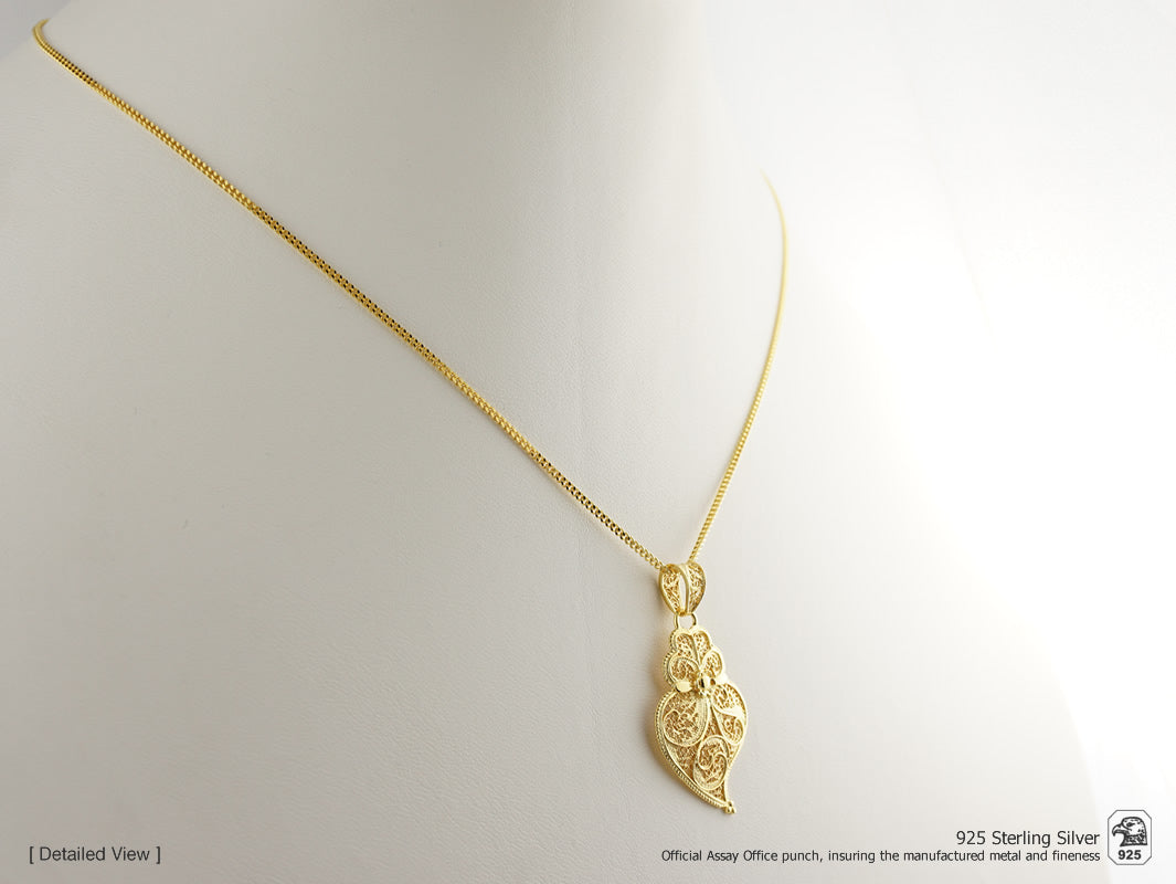 Colar Medalha Coração Minhoto Pequeno, Filigrana Portuguesa, Prata de Lei 925 Dourada - Colar em exposição