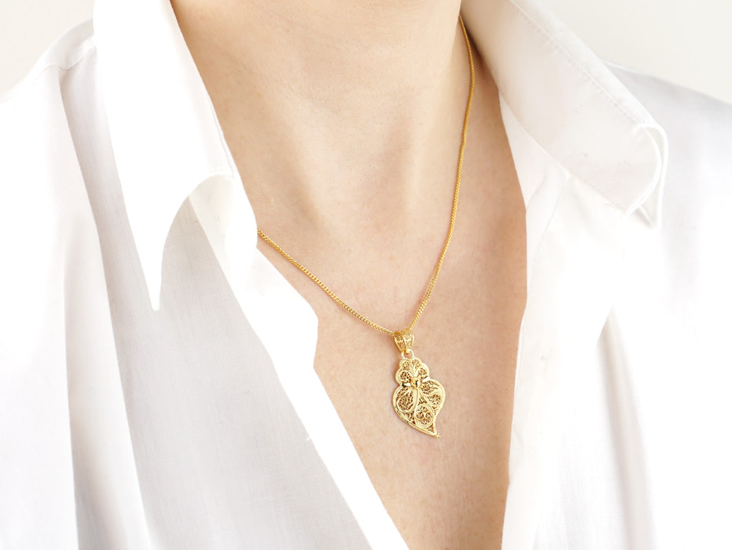 Colar Medalha Coração Minhoto Pequeno, Filigrana Portuguesa, Prata de Lei 925 Dourada - Mulher a usar colar