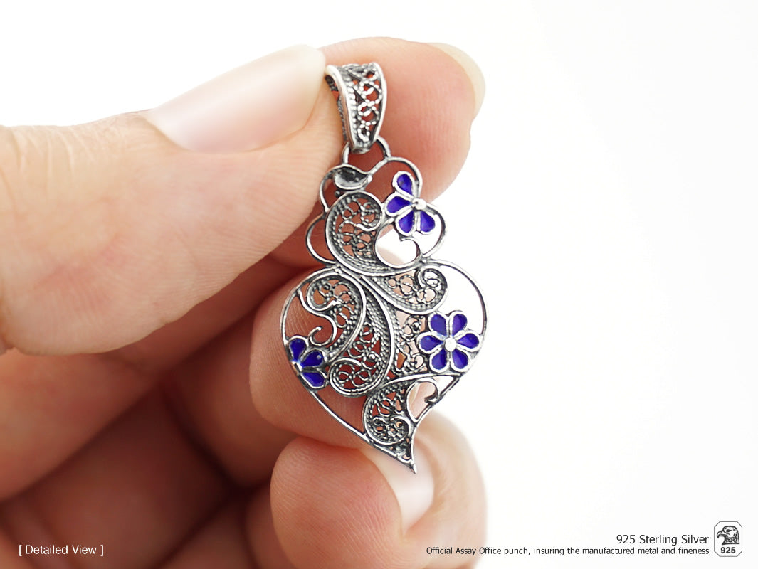 Medalha Coração Pequeno Flores Esmalte, Filigrana Portuguesa, Prata de Lei 925 - Pormenor na Mão