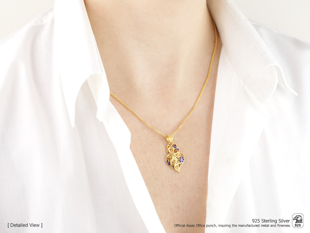 Colar Coração Pequeno Flores Esmalte, Filigrana Portuguesa, Prata de Lei 925 Dourada - Mulher a usar colar