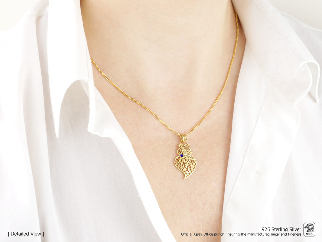 Colar Coração Pequeno Flor, Filigrana Portuguesa, Prata de Lei 925 Dourada - Mulher a usar colar