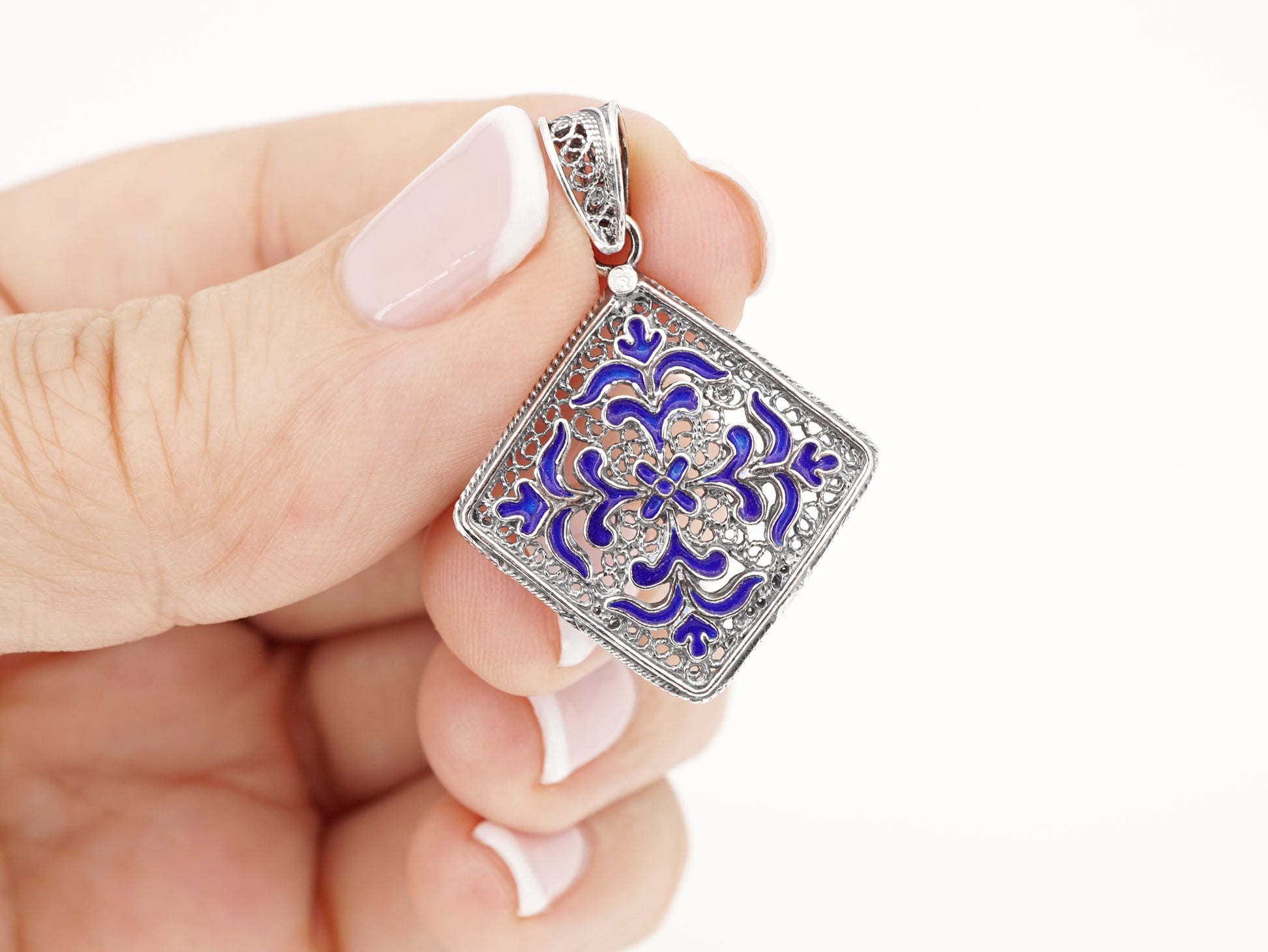 Medalha Azulejo com Esmalte, Filigrana Portuguesa, Prata de Lei 925 - Pormenor na Mão