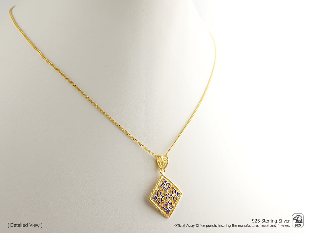 Conjunto Brincos e Colar Azulejos, Filigrana Portuguesa, Prata de Lei 925 Dourada - Colar em exposição