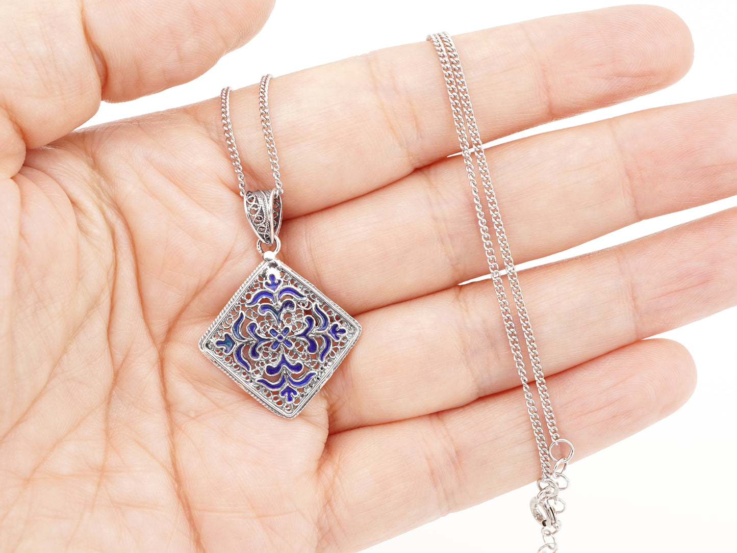 Colar com Medalha Azulejo com Esmalte, Filigrana Portuguesa, Prata de Lei 925 - Pormenor na Mão