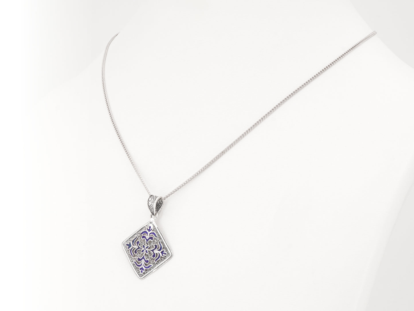 Colar com Medalha Azulejo com Esmalte, Filigrana Portuguesa, Prata de Lei 925 - Colar em Expositor, Perspectiva