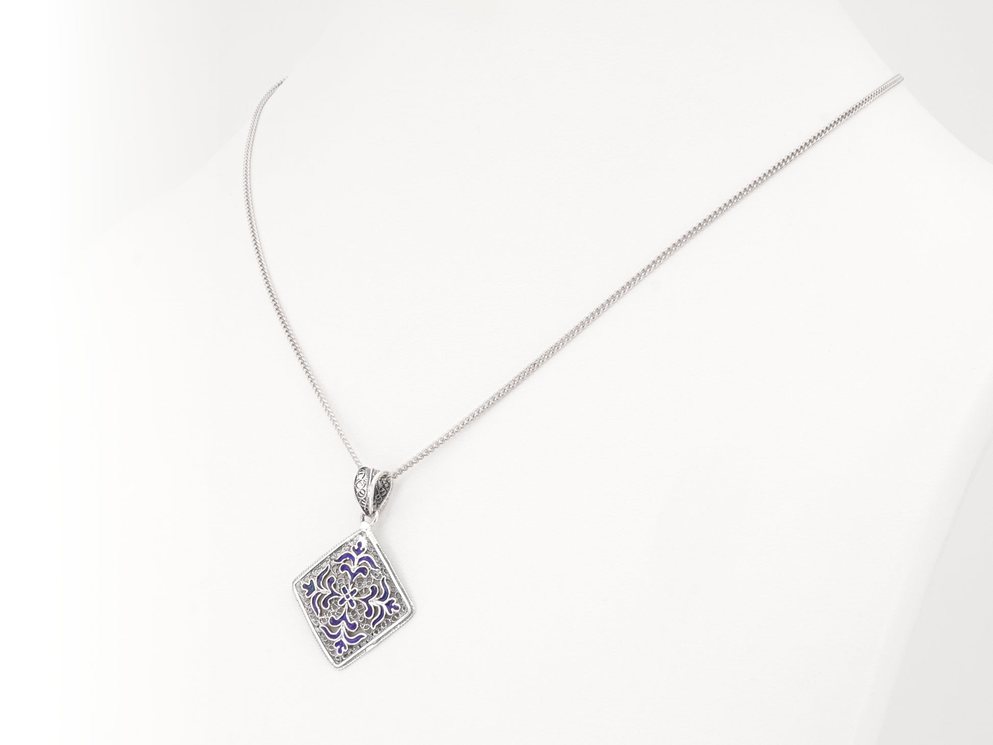 Colar com Medalha Azulejo com Esmalte, Filigrana Portuguesa, Prata de Lei 925 - Colar em Expositor, Perspectiva