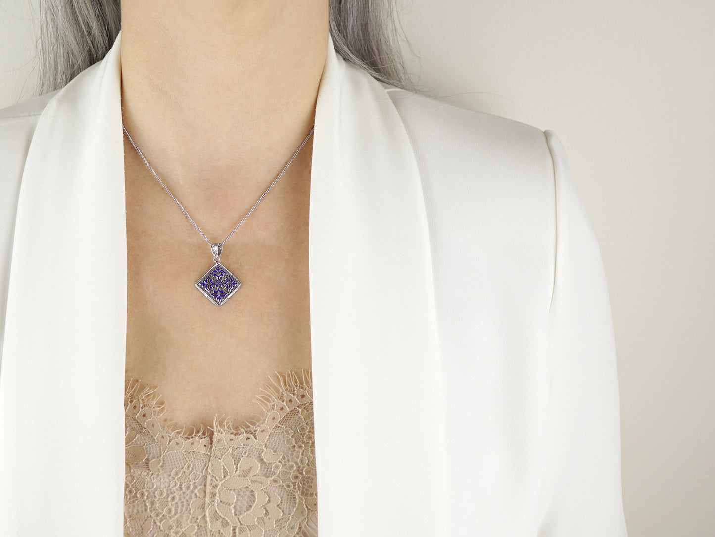 Colar com Medalha Azulejo com Esmalte, Filigrana Portuguesa, Prata de Lei 925 - Pormenor Mulher a usar Colar