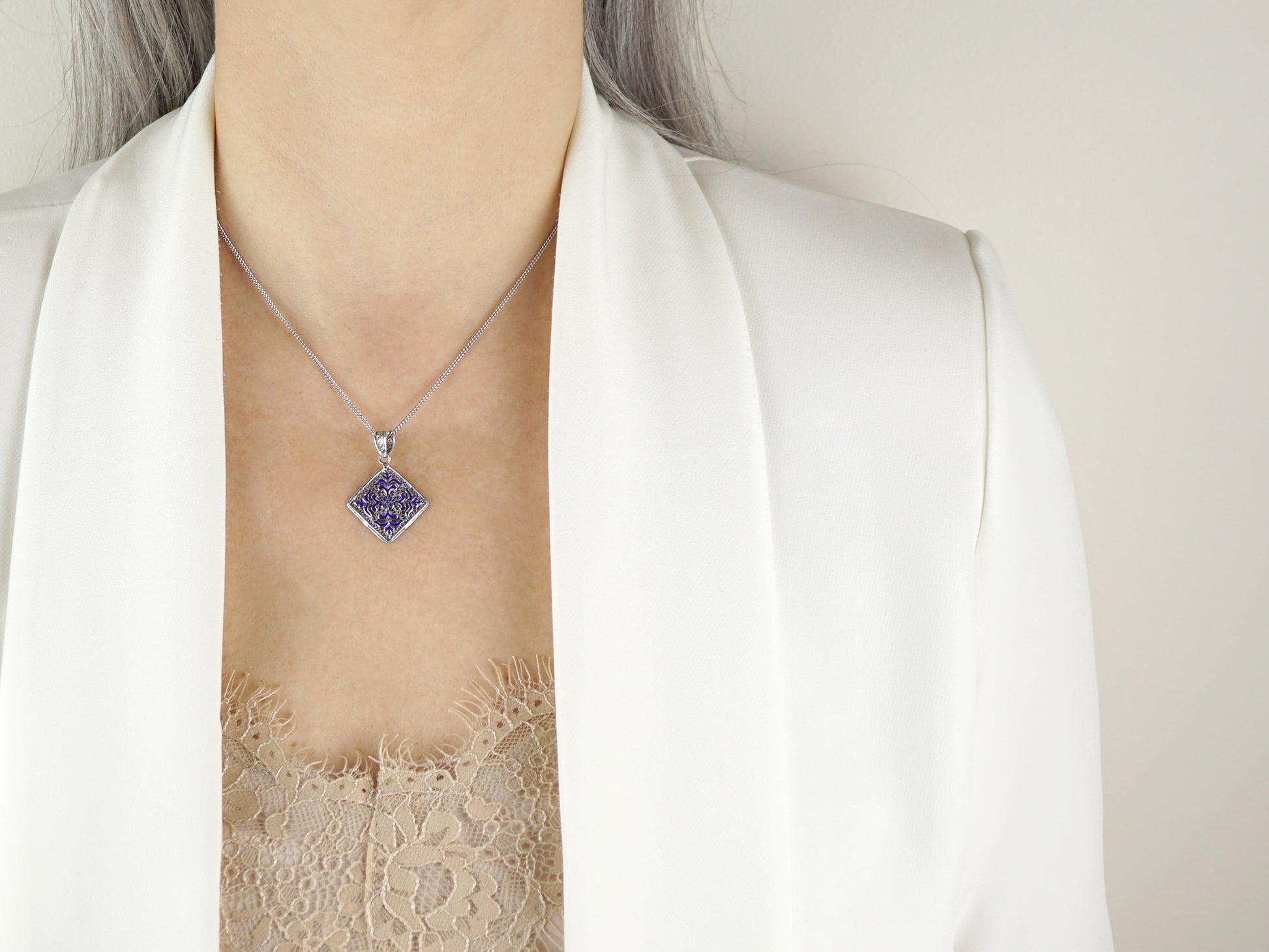 Colar com Medalha Azulejo com Esmalte, Filigrana Portuguesa, Prata de Lei 925 - Pormenor Mulher a usar Colar