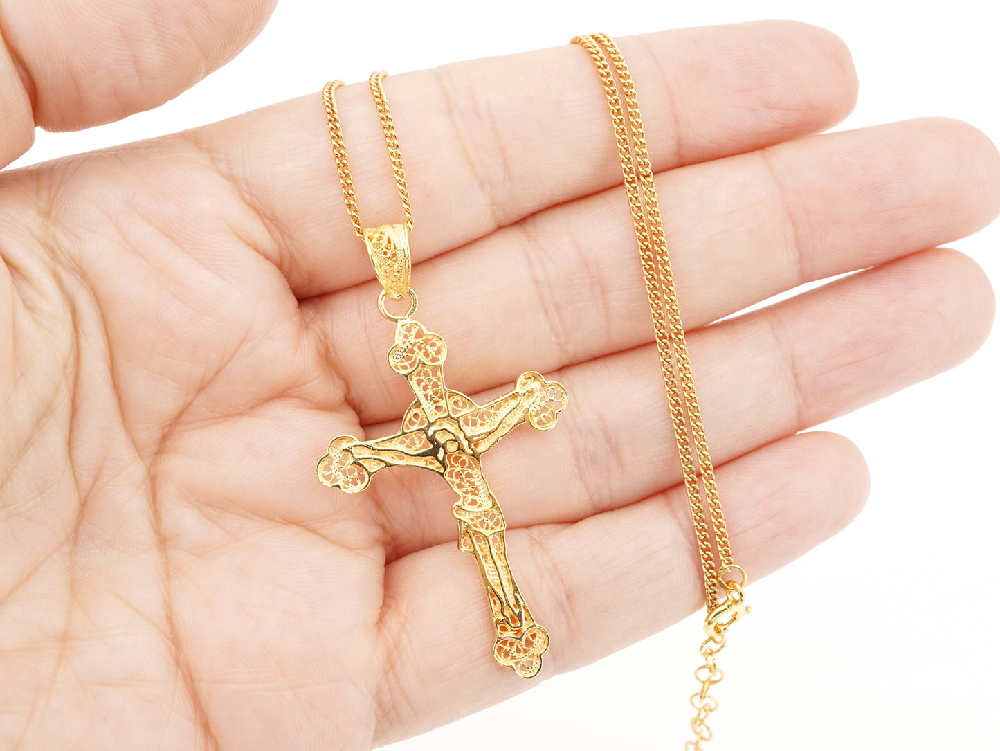 Colar com Cruz, Filigrana Portuguesa, Prata de Lei 925 Dourada - Pormenor na Mão