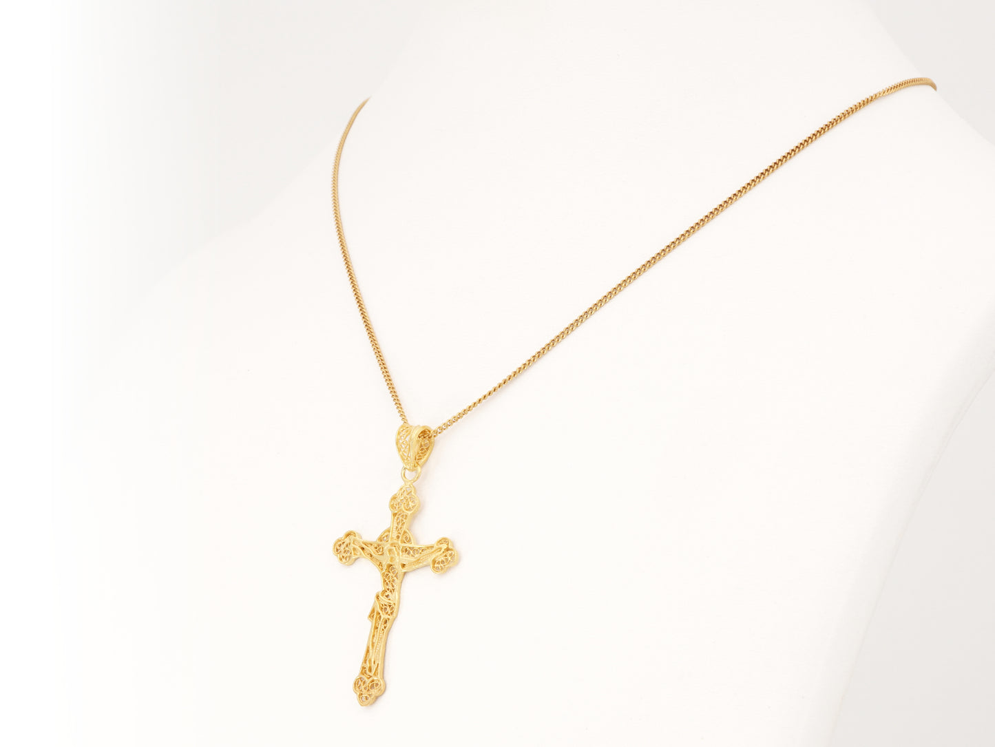 Colar com Cruz, Filigrana Portuguesa, Prata de Lei 925 Dourada - Colar em Exposição, Perspectiva