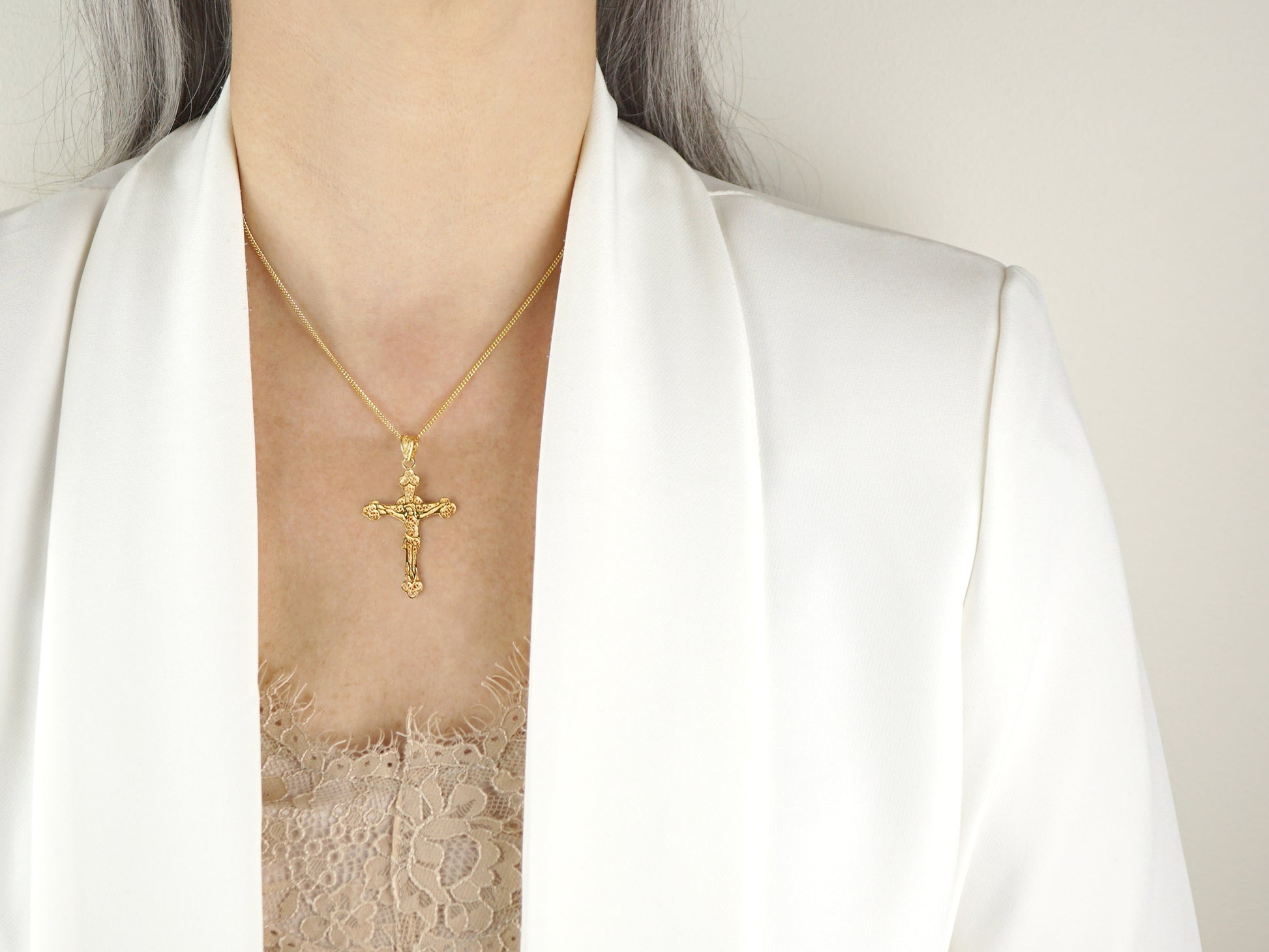 Colar com Cruz, Filigrana Portuguesa, Prata de Lei 925 Dourada - Pormenor Mulher a usar Colar
