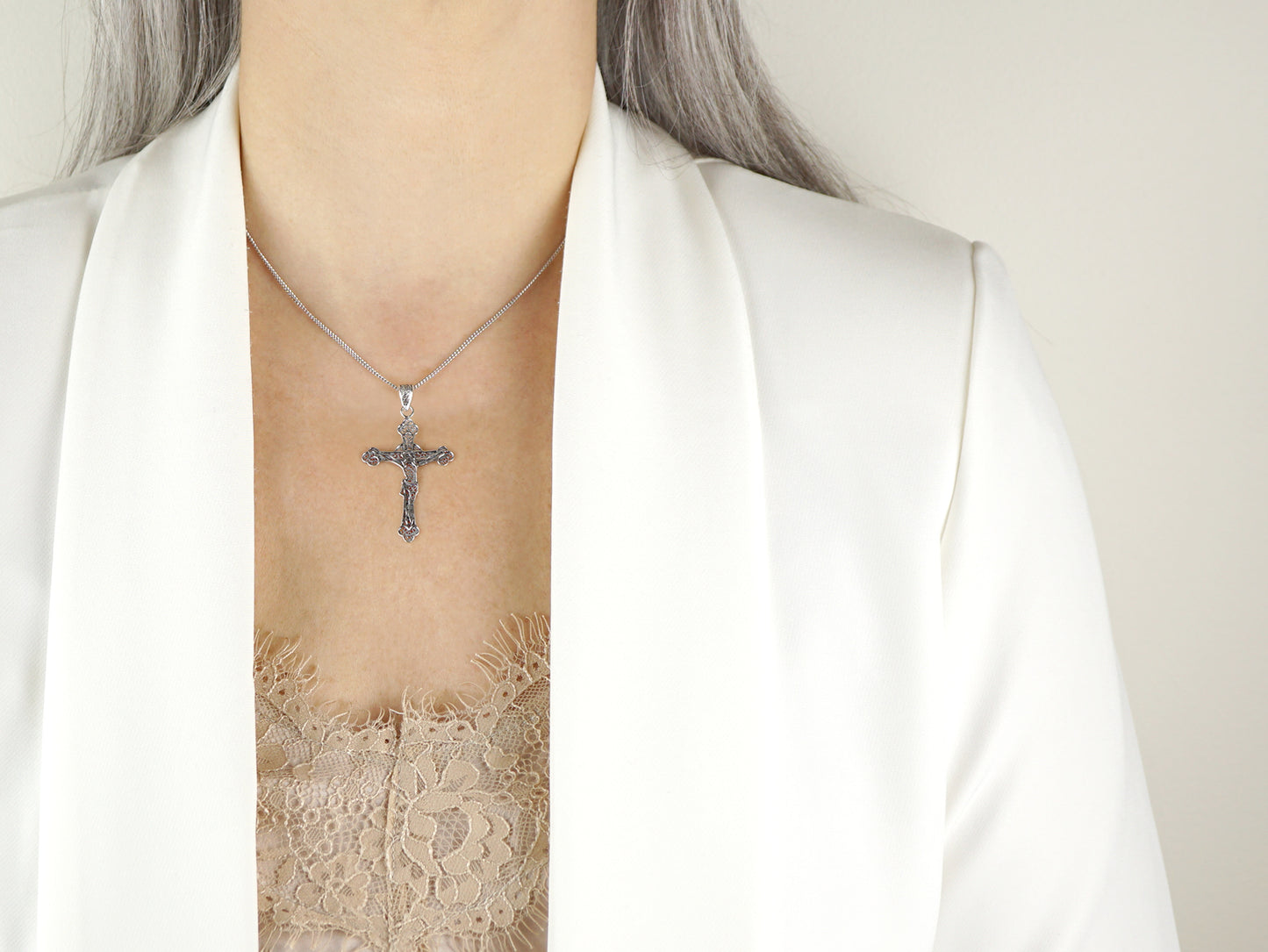 Colar com Cruz, Filigrana Portuguesa, Prata de Lei 925 - Pormenor Mulher a usar Colar