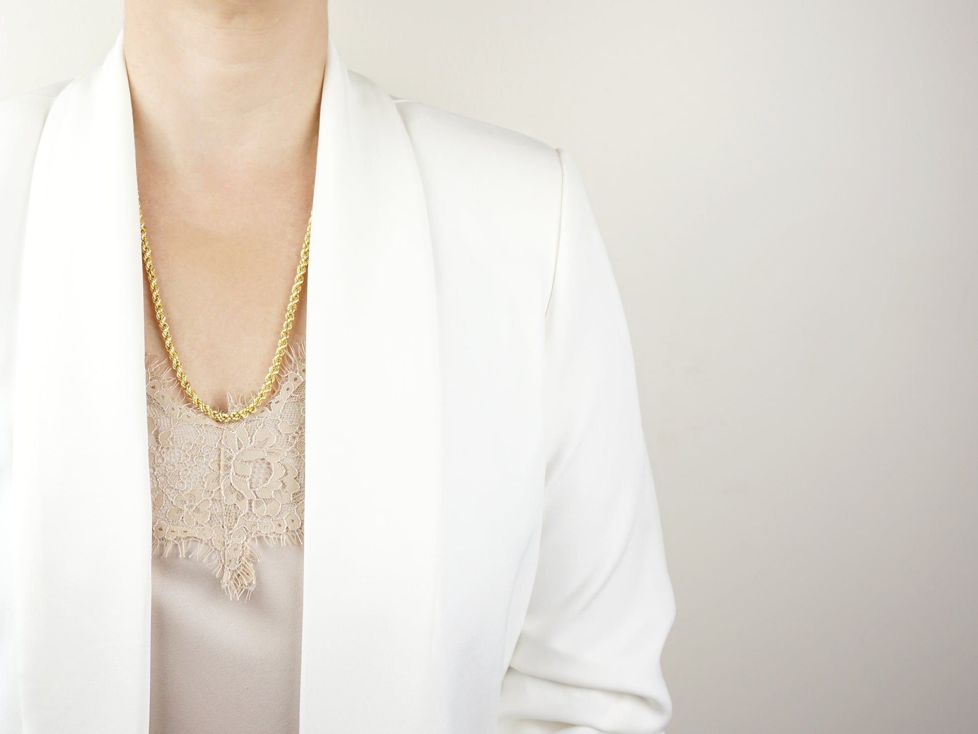 Fio "Corda" Tradicional 60 cm, Prata de Lei 925 Dourada - Mulher a usar colar