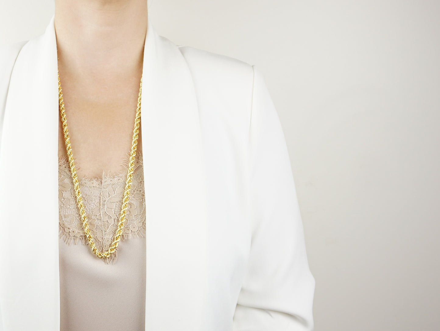Fio "Corda" Tradicional 75 cm, Prata de Lei 925 Dourada - Mulher a usar colar