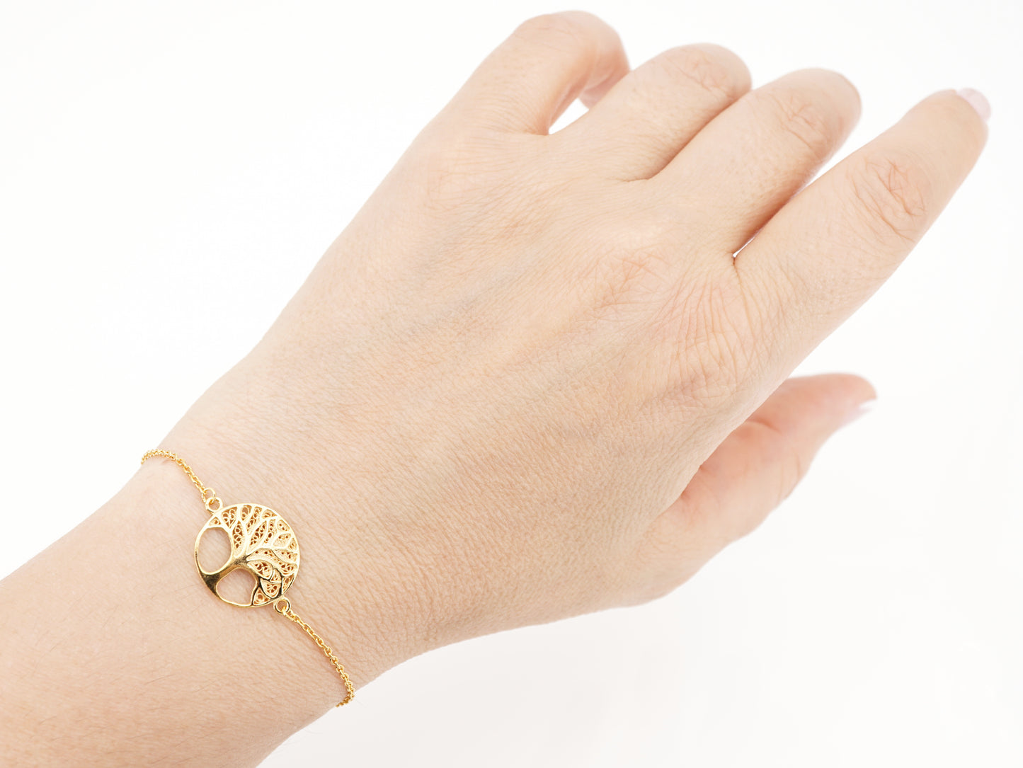 Pulseira Árvore da Vida, Filigrana Portuguesa, Prata de Lei 925 Dourada - Pormenor Mulher a usar Pulseira