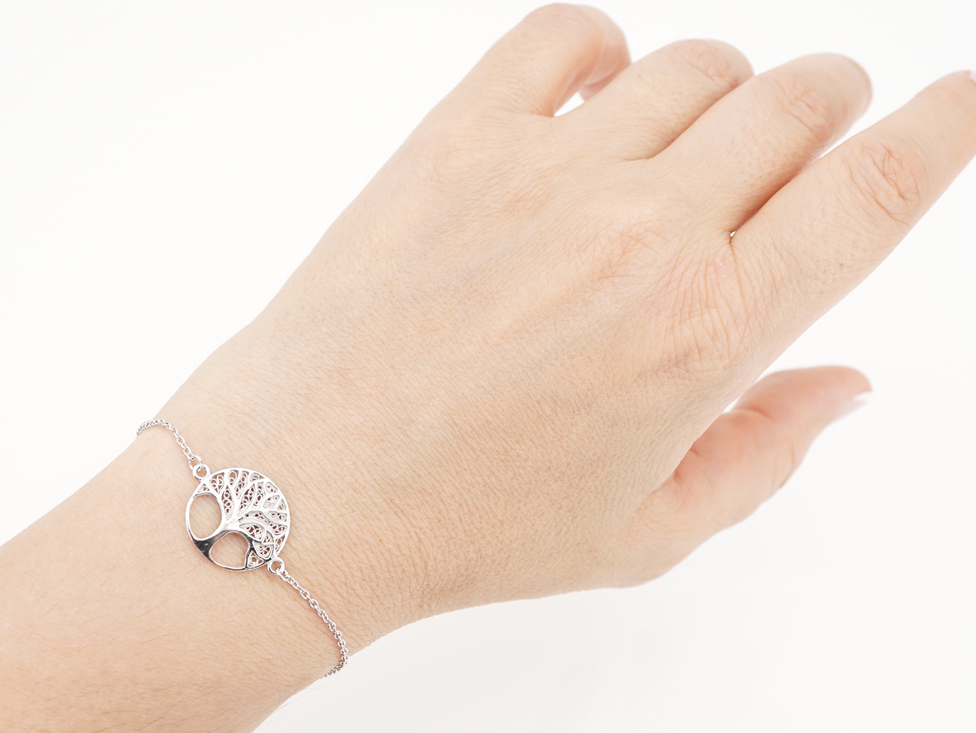 Pulseira Árvore da Vida, Filigrana Portuguesa, Prata de Lei 925 - Pormenor Mulher a usar Pulseira