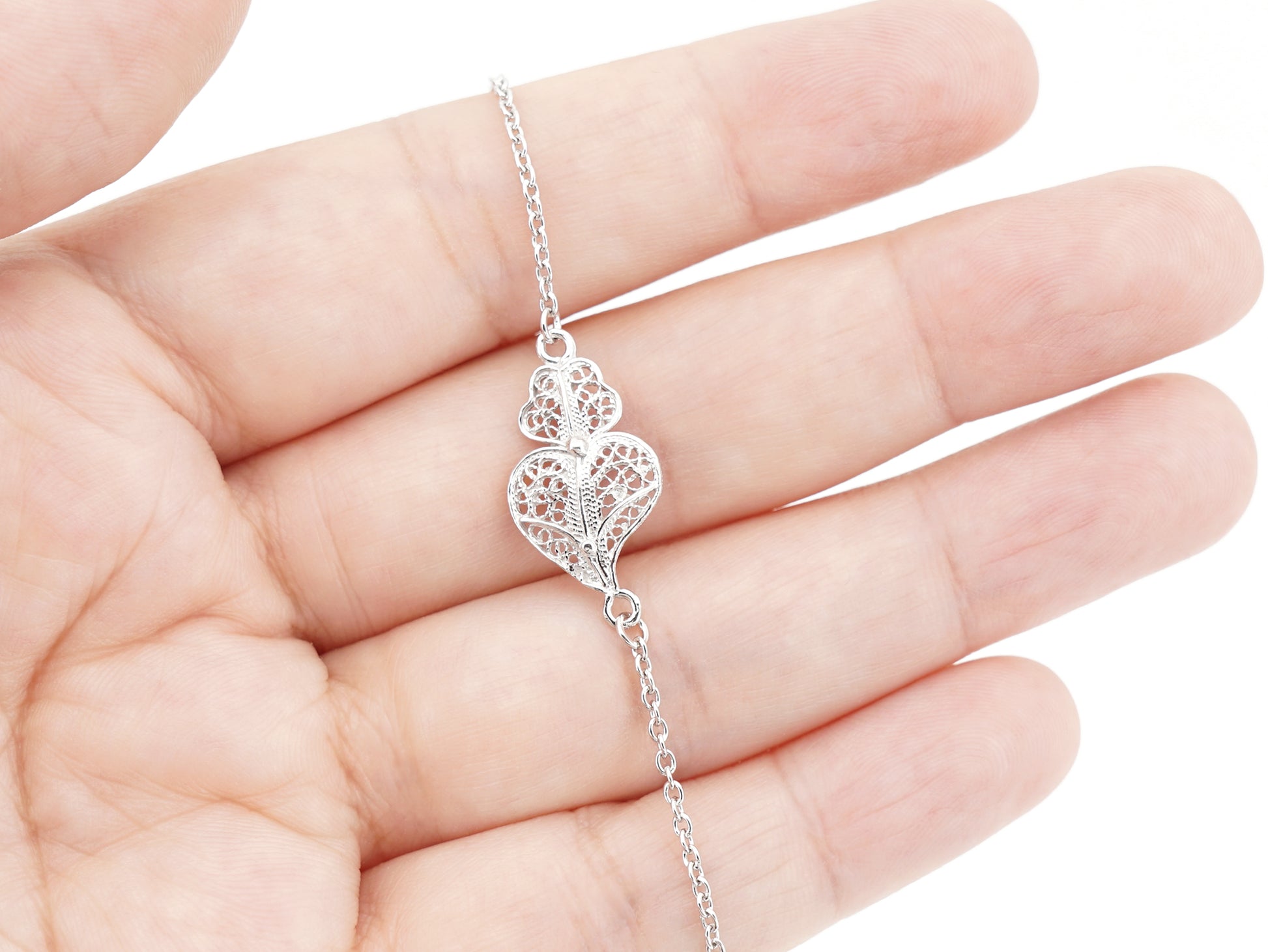 Pulseira Coração de Viana Pequeno, Filigrana Portuguesa, Prata de Lei 925 - Pormenor na Mão