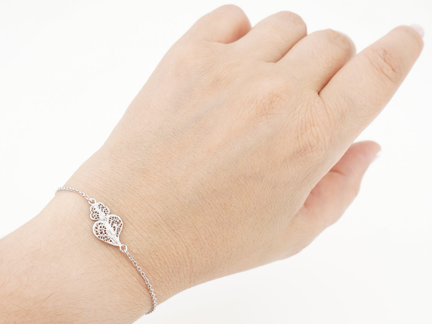 Pulseira Coração de Viana Pequeno, Filigrana Portuguesa, Prata de Lei 925 - Mulher a usar Pulseira no Pulso