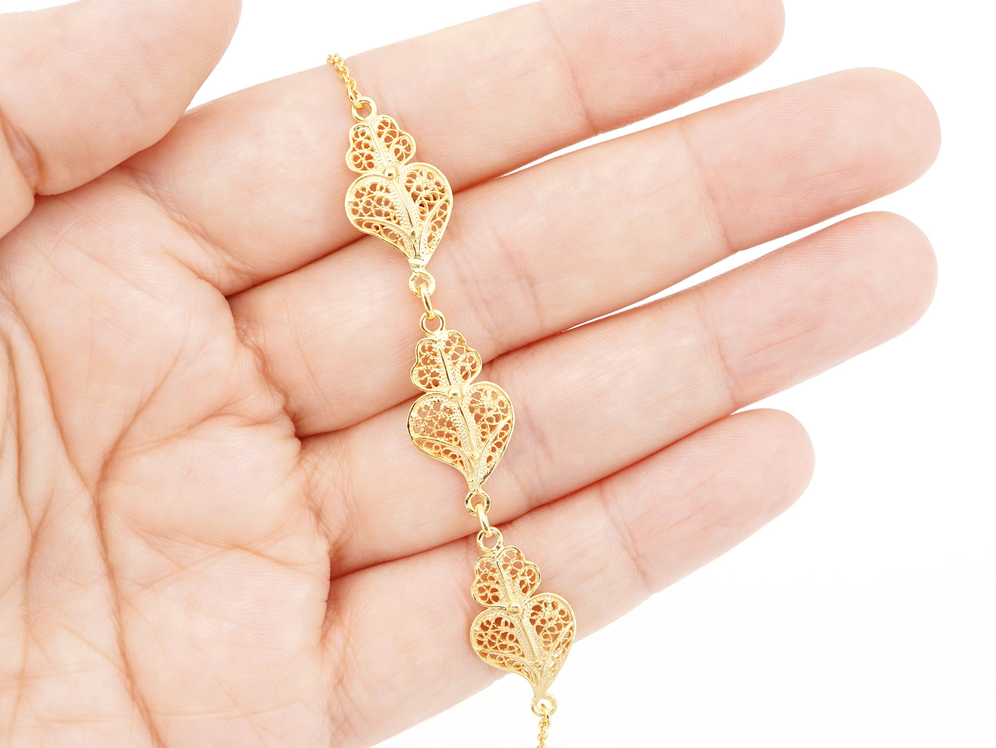 Pulseira Três Corações de Viana, Filigrana Portuguesa, Prata de Lei 925 Dourada - Pormenor na Mão