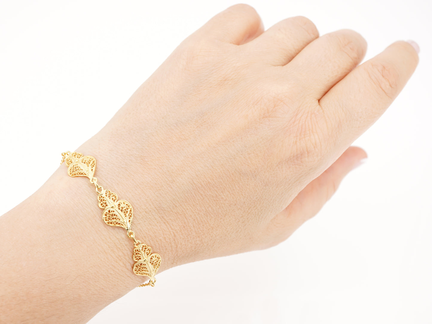 Pulseira Três Corações de Viana, Filigrana Portuguesa, Prata de Lei 925 Dourada - Pormenor Mulher a usar Pulseira