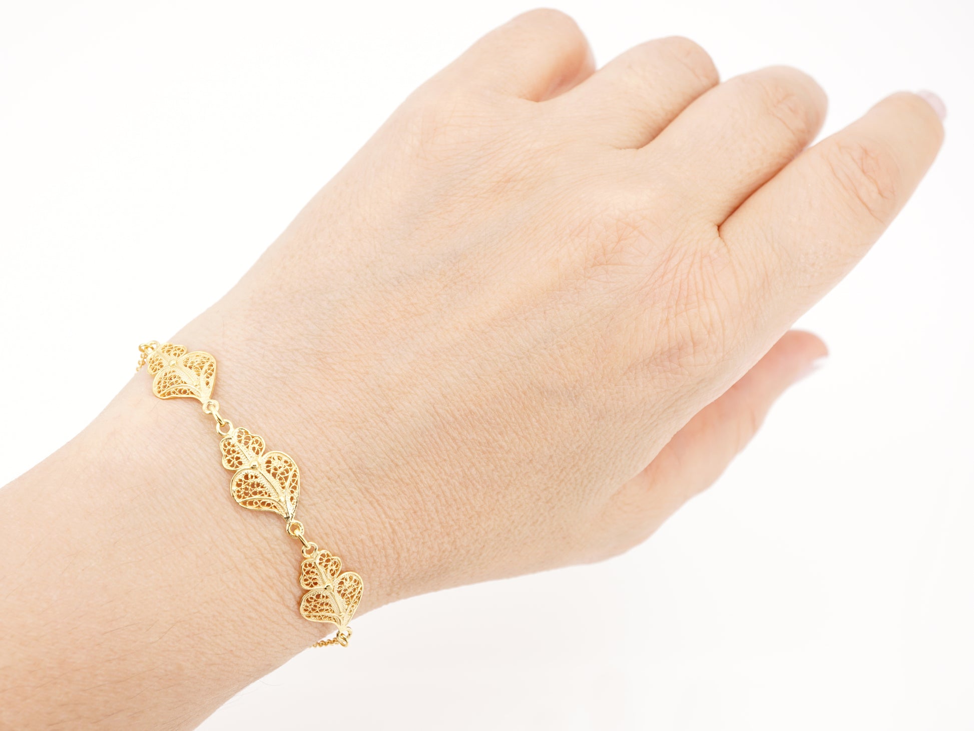 Pulseira Três Corações de Viana, Filigrana Portuguesa, Prata de Lei 925 Dourada - Pormenor Mulher a usar Pulseira