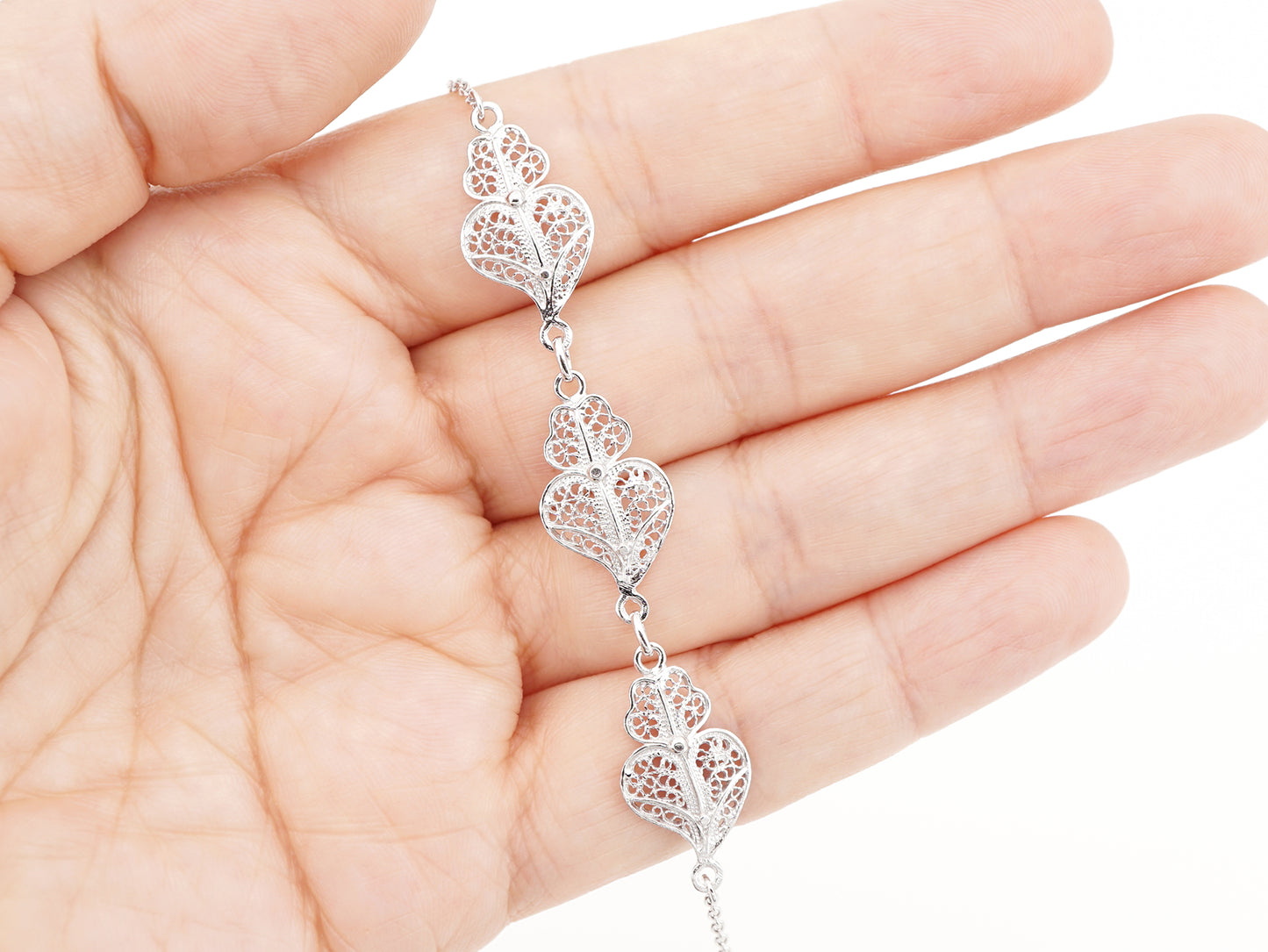 Pulseira Três Corações de Viana, Filigrana Portuguesa, Prata de Lei 925 - Pormenor na Mão