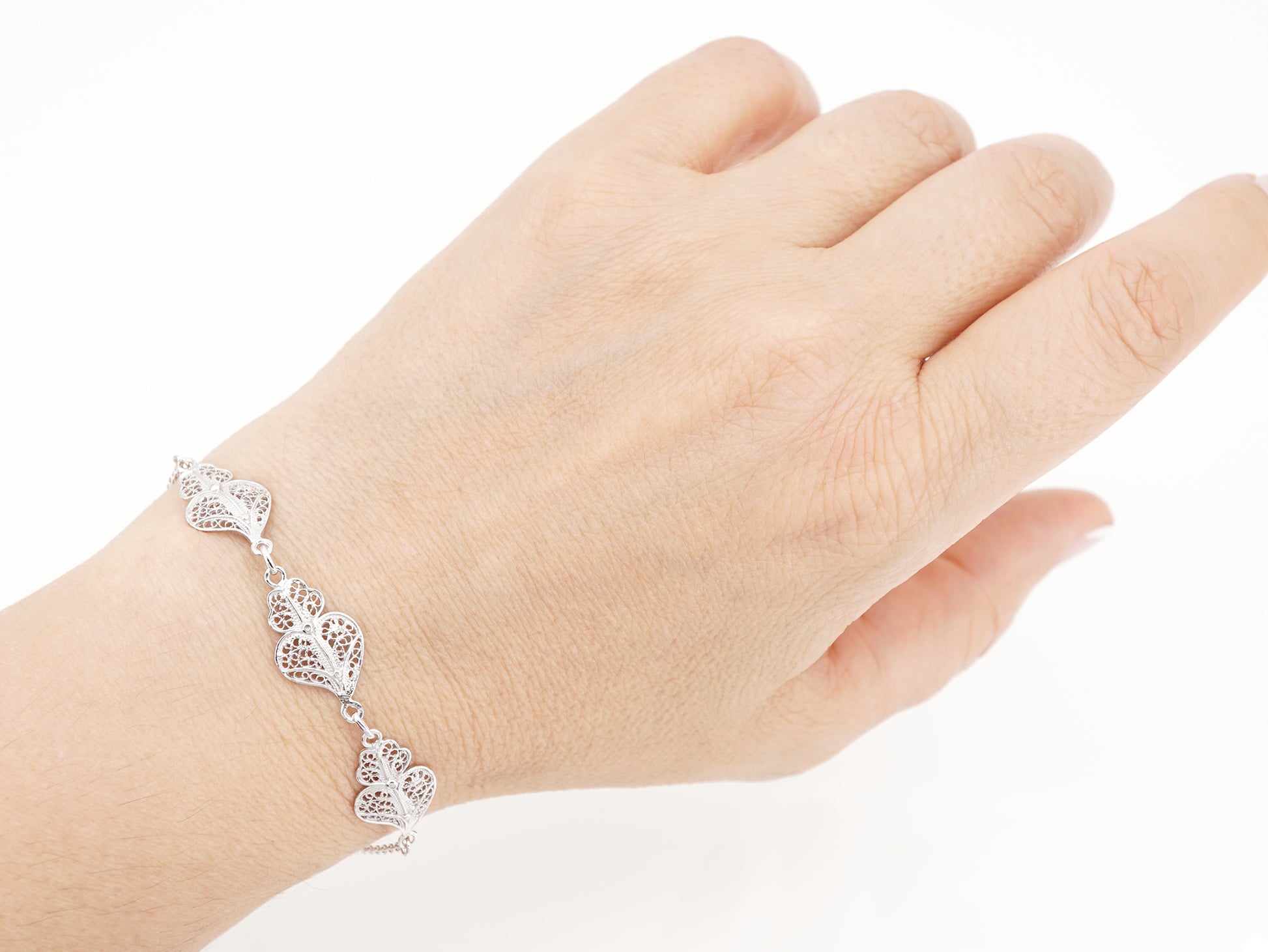 Pulseira Três Corações de Viana, Filigrana Portuguesa, Prata de Lei 925 - Pormenor Mulher a usar Pulseira