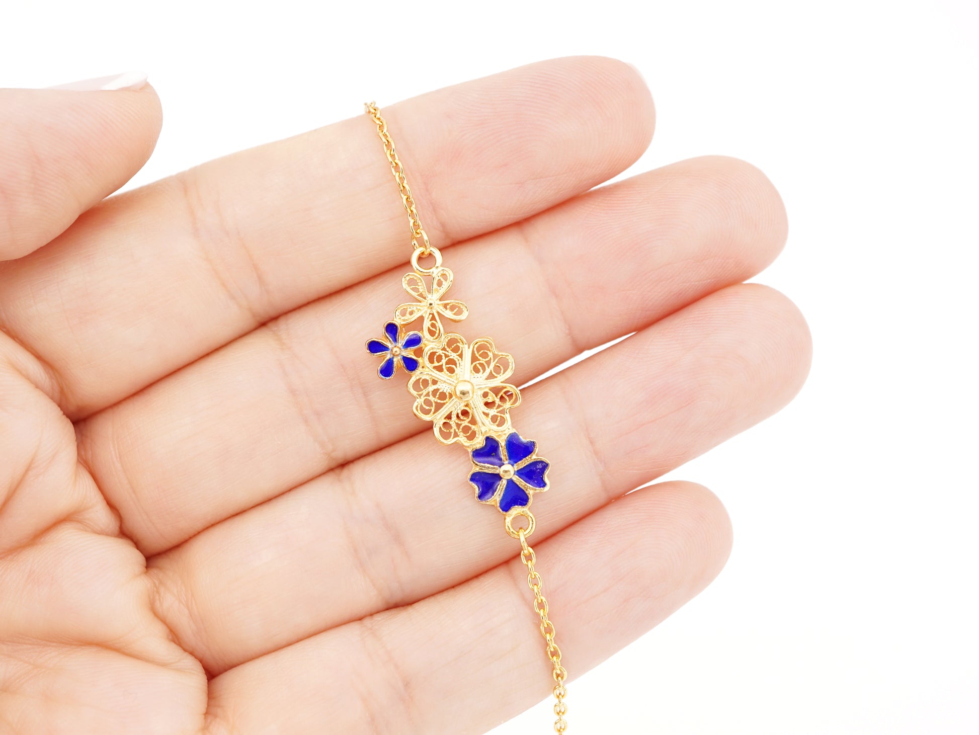 Pulseira Quatro Flores, com Esmalte, Filigrana Portuguesa, Prata de Lei 925 Dourada - Pormenor na Mão