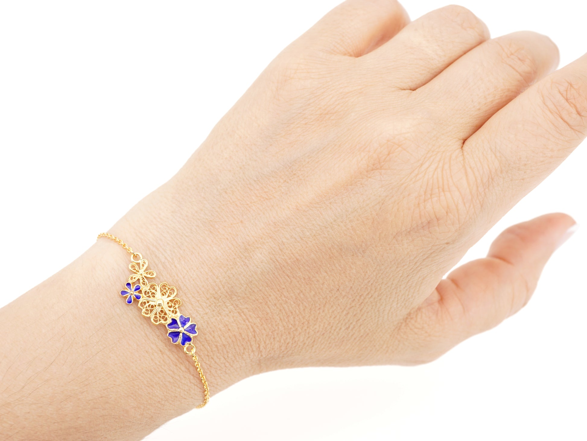 Pulseira Quatro Flores, com Esmalte, Filigrana Portuguesa, Prata de Lei 925 Dourada - Pormenor Mulher a usar Pulseira