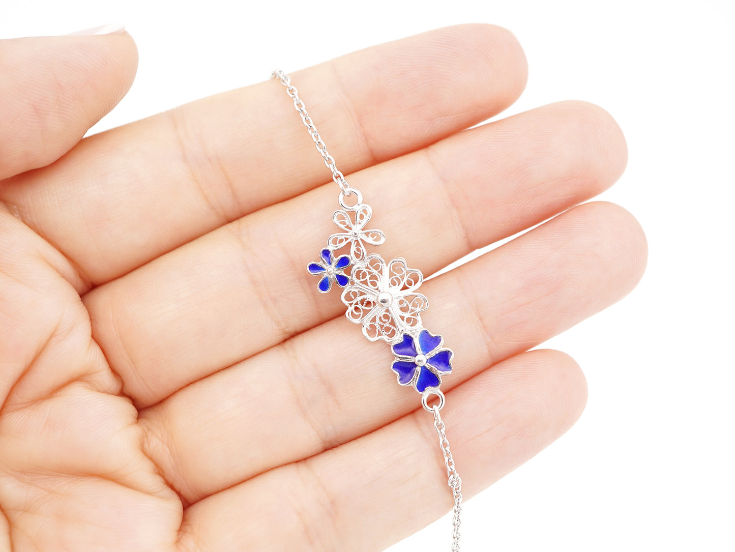 Pulseira Quatro Flores, com Esmalte, Filigrana Portuguesa, Prata de Lei 925 - Pormenor na Mão