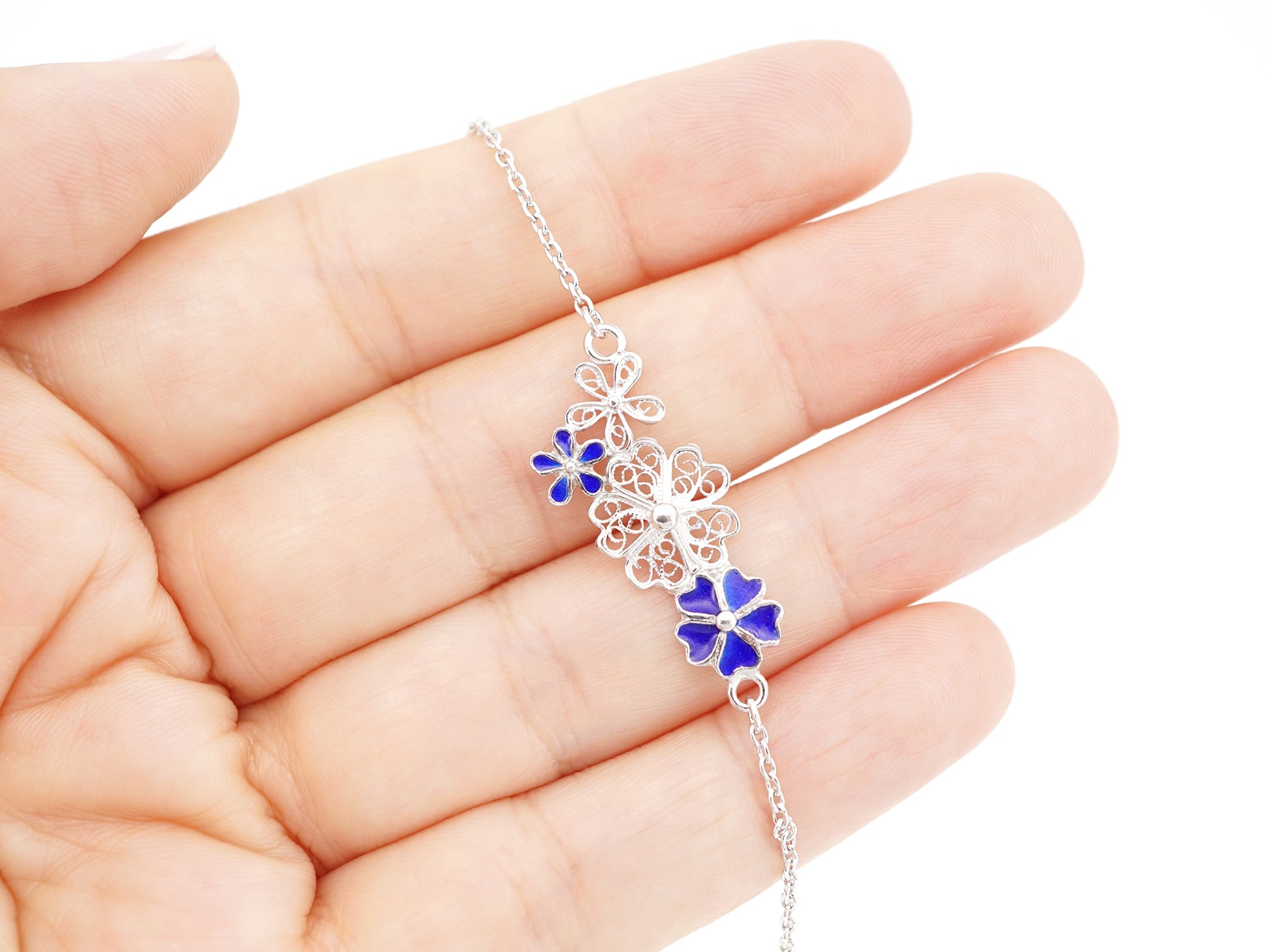 Pulseira Quatro Flores, com Esmalte, Filigrana Portuguesa, Prata de Lei 925 - Pormenor na Mão