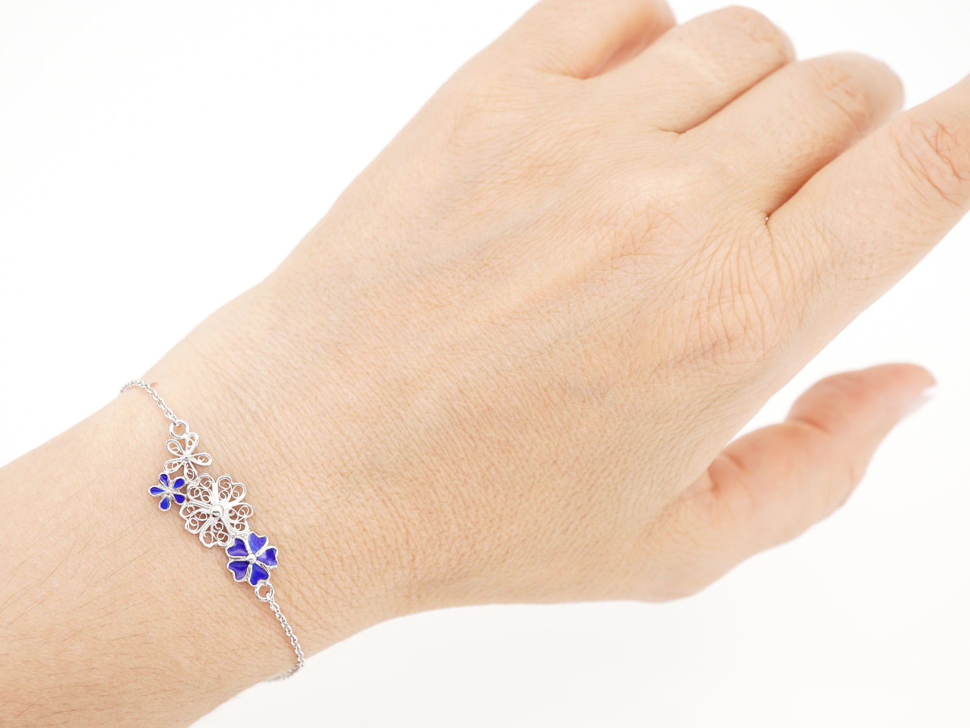 Pulseira Quatro Flores, com Esmalte, Filigrana Portuguesa, Prata de Lei 925 - Pormenor Mulher a usar Pulseira no Pulso