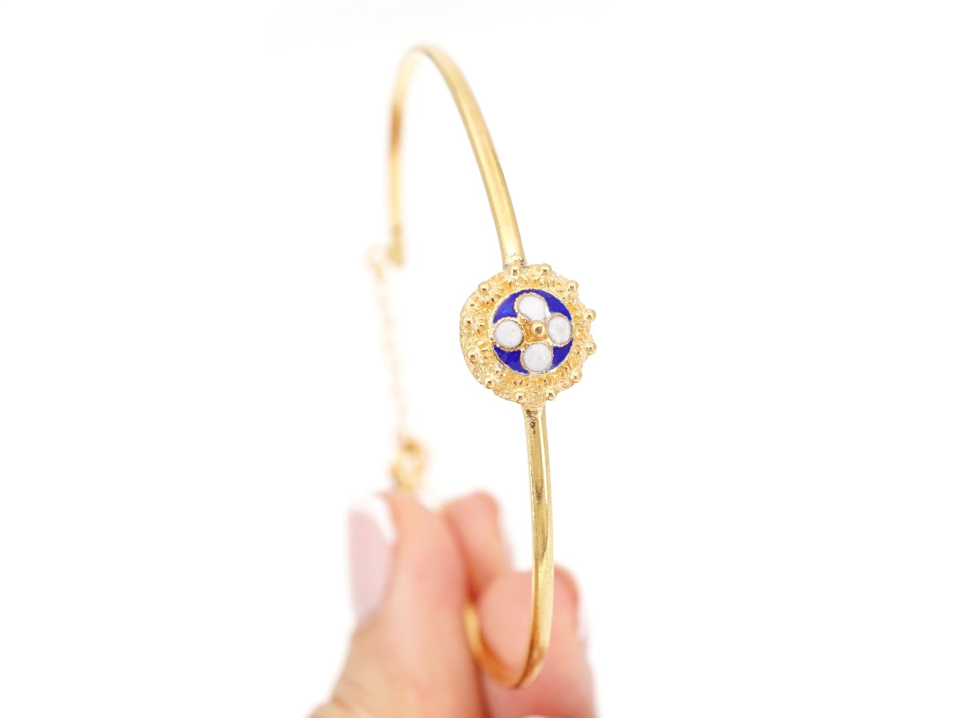 Pulseira Rígida com Caramujo Clássico, Filigrana Portuguesa, Prata de Lei 925 Dourada - Pormenor na Mão