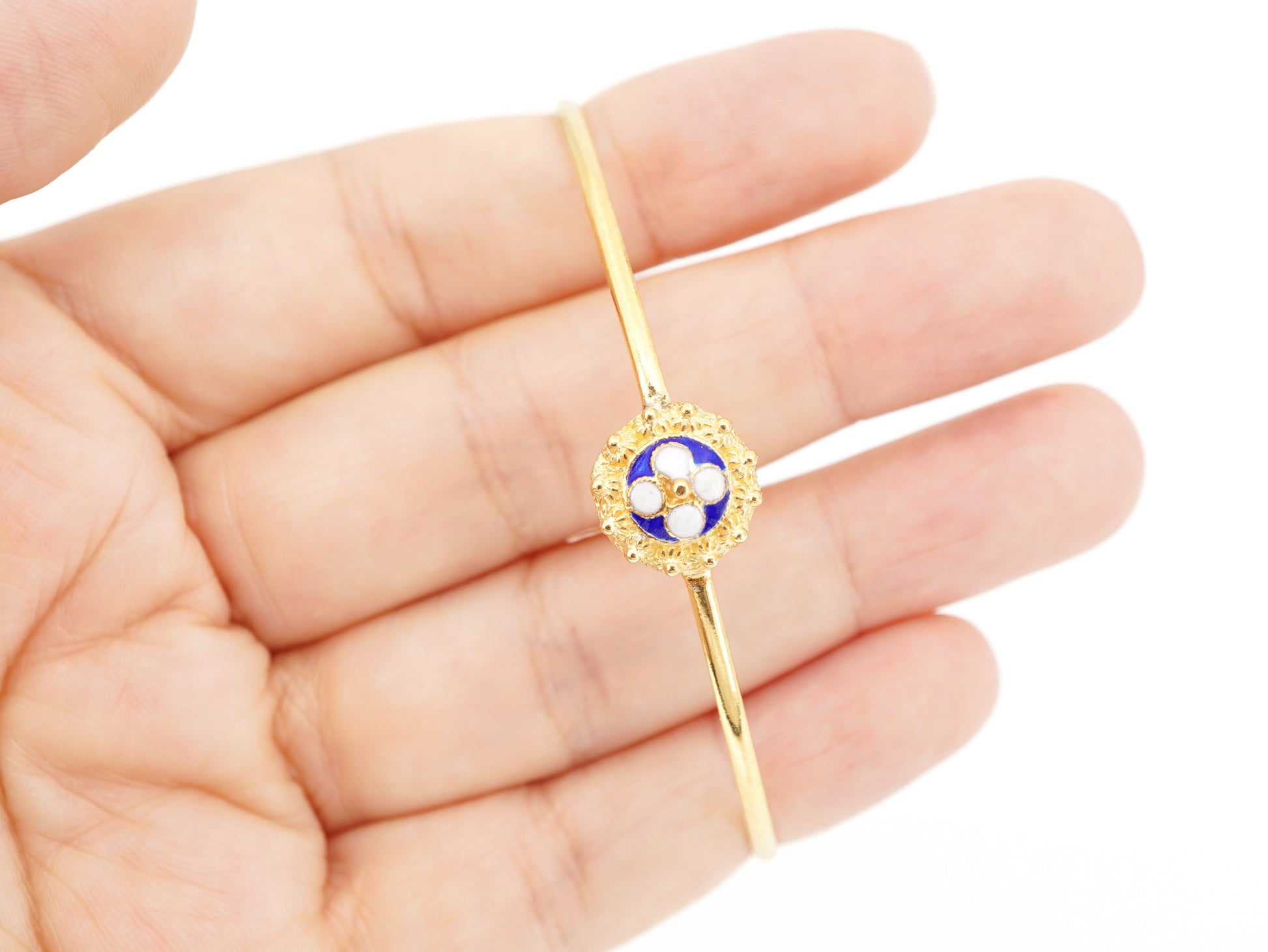 Pulseira Rígida com Caramujo Clássico, Filigrana Portuguesa, Prata de Lei 925 Dourada - Pormenor na Mão