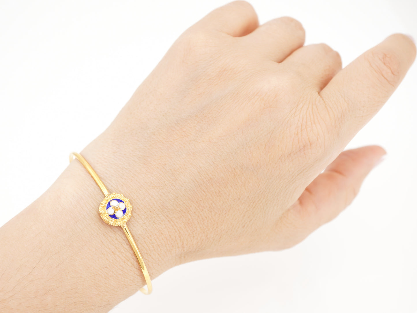 Pulseira Rígida com Caramujo Clássico, Filigrana Portuguesa, Prata de Lei 925 Dourada - Pormenor Mulher a usar Pulseira no Pulso