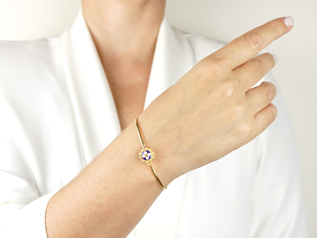 Pulseira Rígida com Caramujo Clássico, Filigrana Portuguesa, Prata de Lei 925 Dourada - Pormenor Mulher a usar Pulseira no Pulso