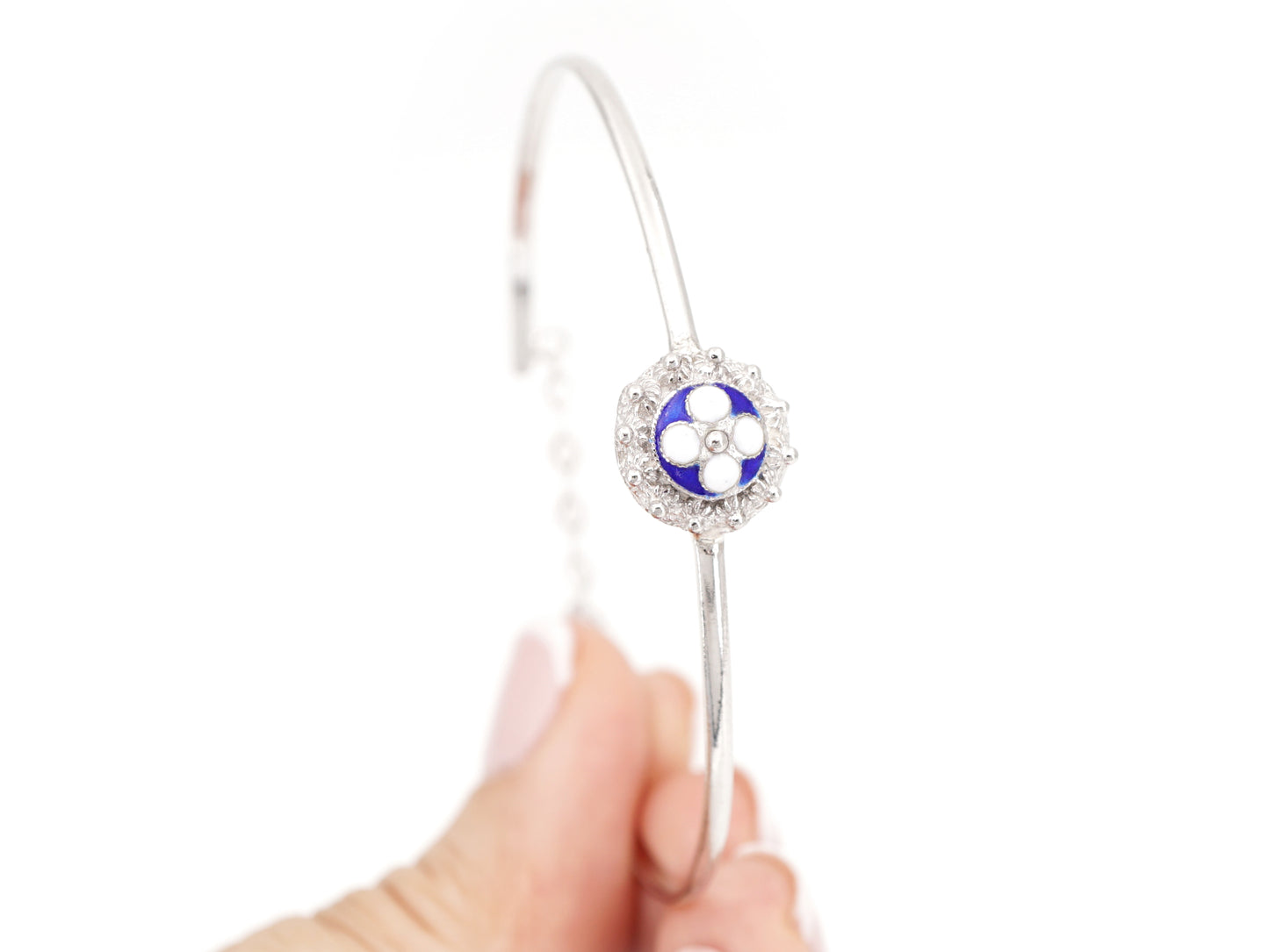 Pulseira Rígida com Caramujo Clássico, Filigrana Portuguesa, Prata de Lei 925 com Ródio - Pormenor na Mão