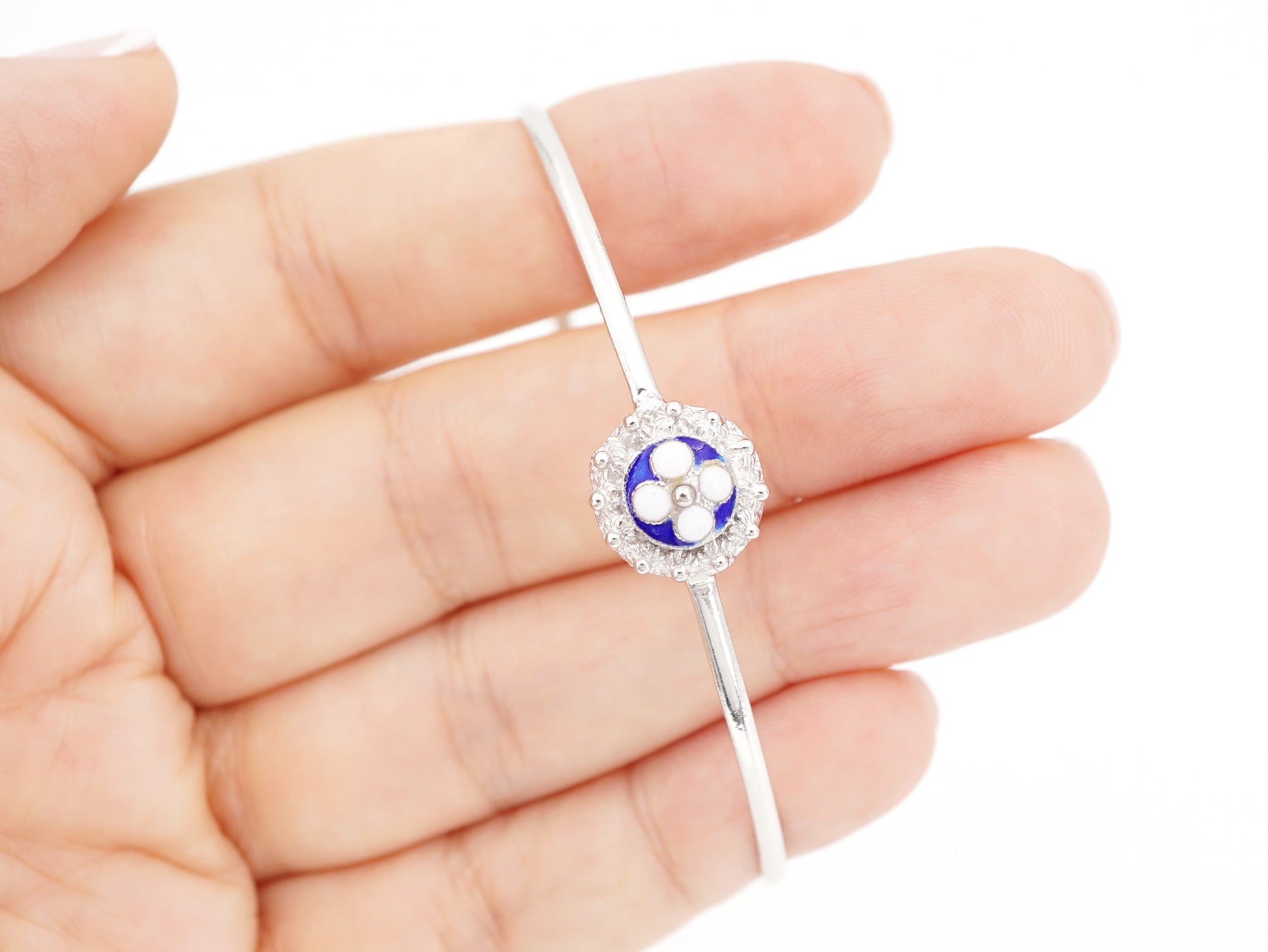 Pulseira Rígida com Caramujo Clássico, Filigrana Portuguesa, Prata de Lei 925 com Ródio - Pormenor na Mão