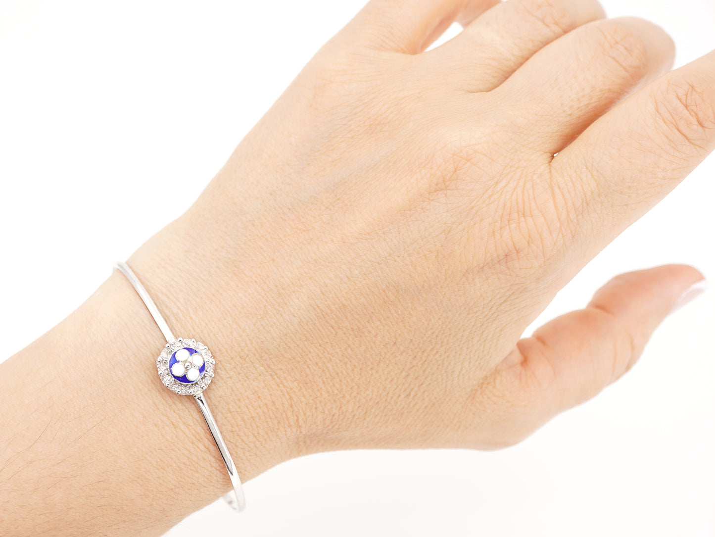 Pulseira Rígida com Caramujo Clássico, Filigrana Portuguesa, Prata de Lei 925 com Ródio - Pormenor Mulher a usar Pulseira no Pulso