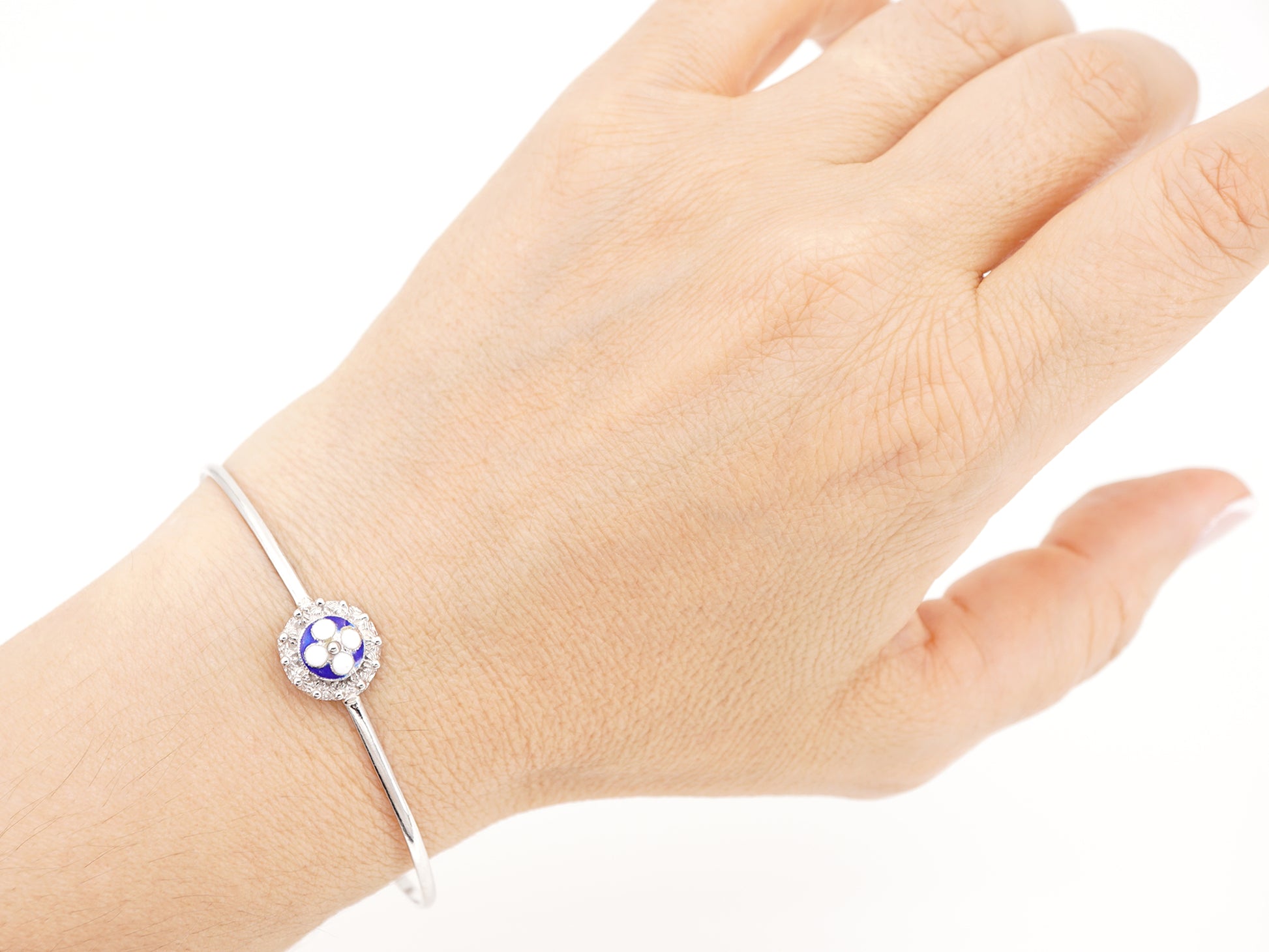 Pulseira Rígida com Caramujo Clássico, Filigrana Portuguesa, Prata de Lei 925 com Ródio - Pormenor Mulher a usar Pulseira no Pulso