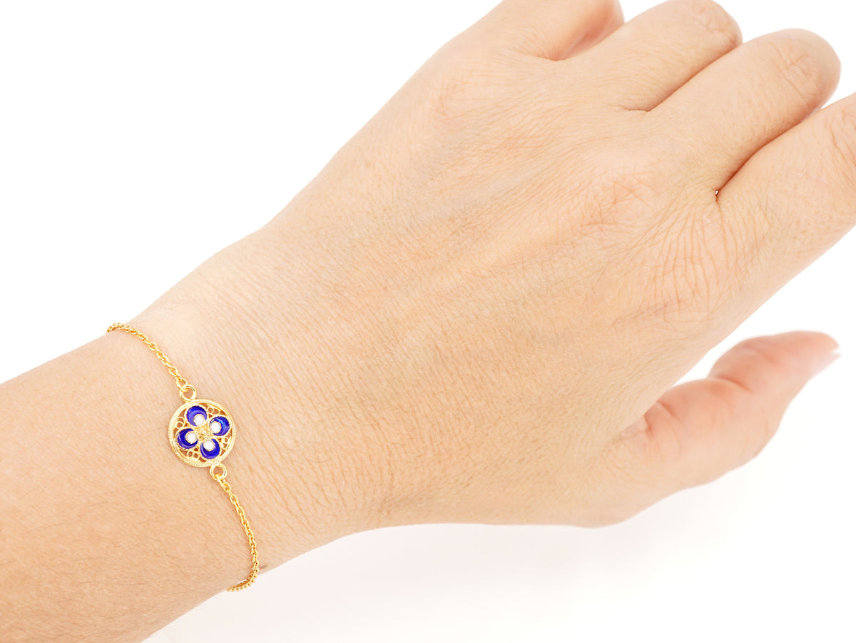 Pulseira Mini Azulejo Redondo, Filigrana Portuguesa, Prata de Lei 925 Dourada - Pormenor Mulher a usar Pulseira