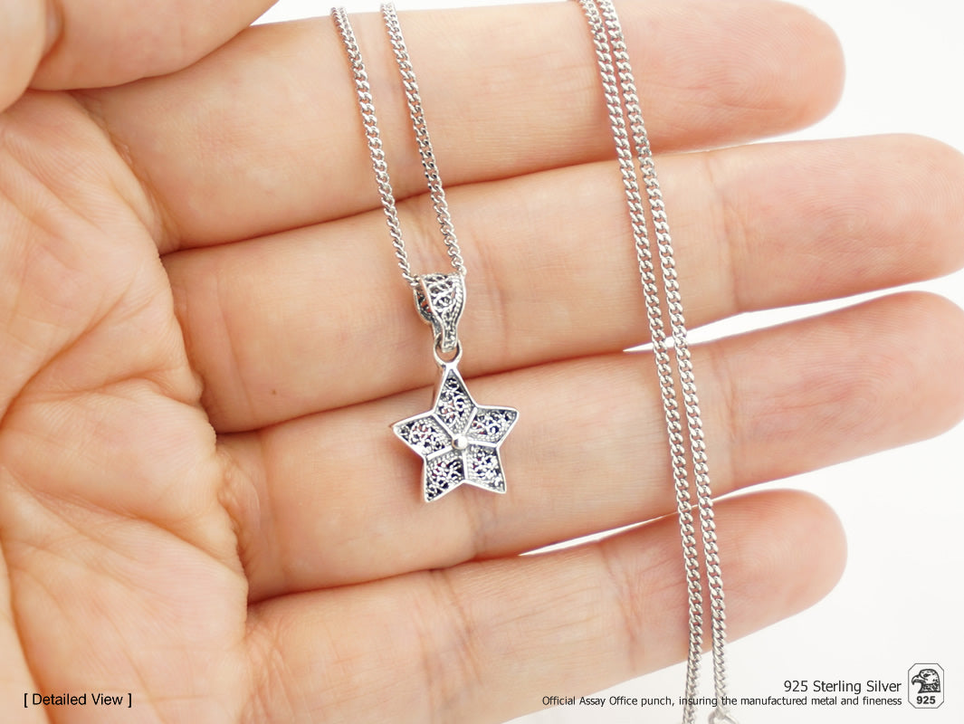 Colar Medalha Estrela Pequena, Filigrana Portuguesa, Prata de Lei 925 - Pormenor na Mão