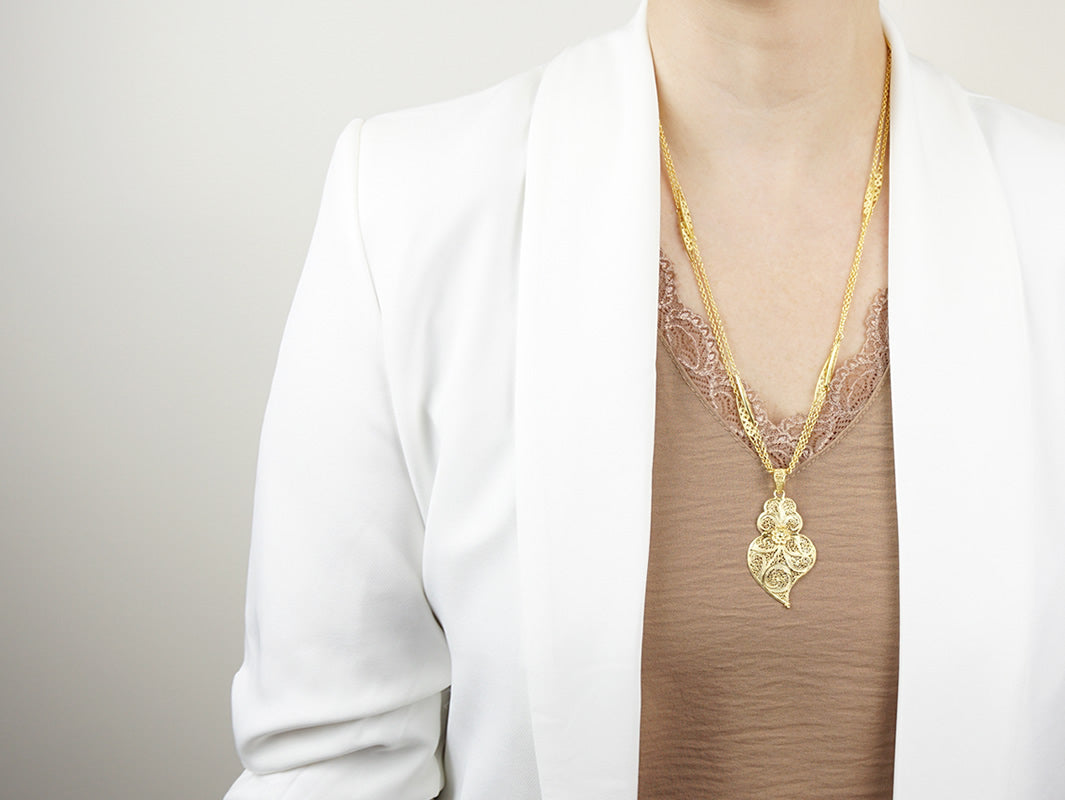 Colar Trancelim Comprido com Coração Minhoto Médio, Filigrana Portuguesa, Prata de Lei 925 Dourada - Mulher a usar colar