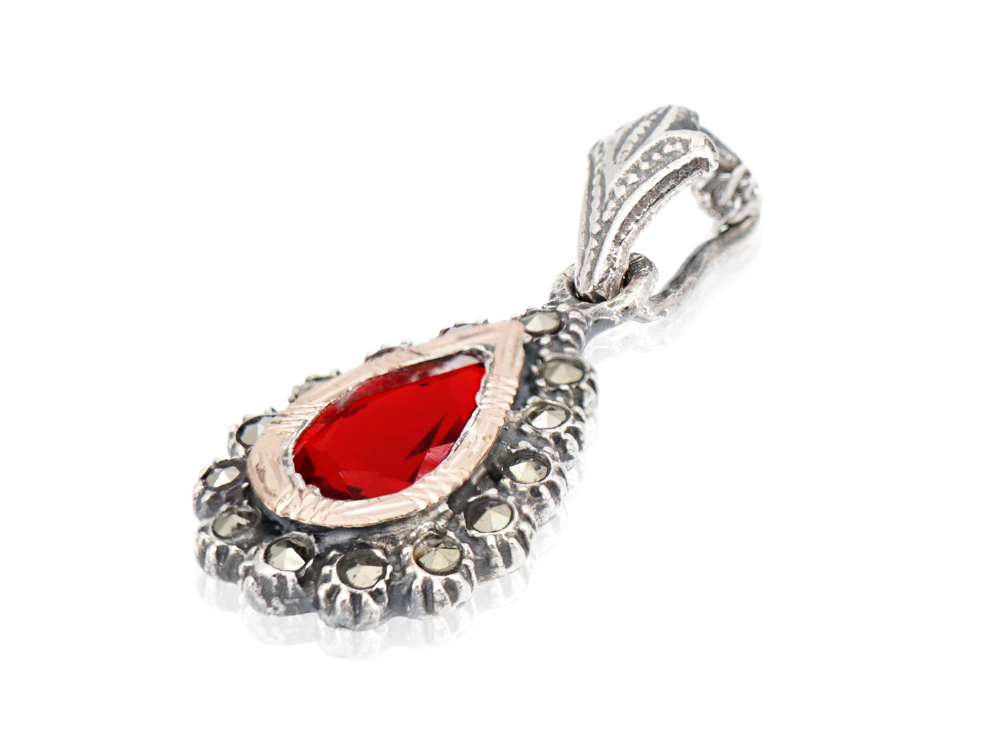 Medalha Lágrima Marcassites e Pedra Vermelha, Prata de Lei 925 e Ouro 9k - Perspectiva