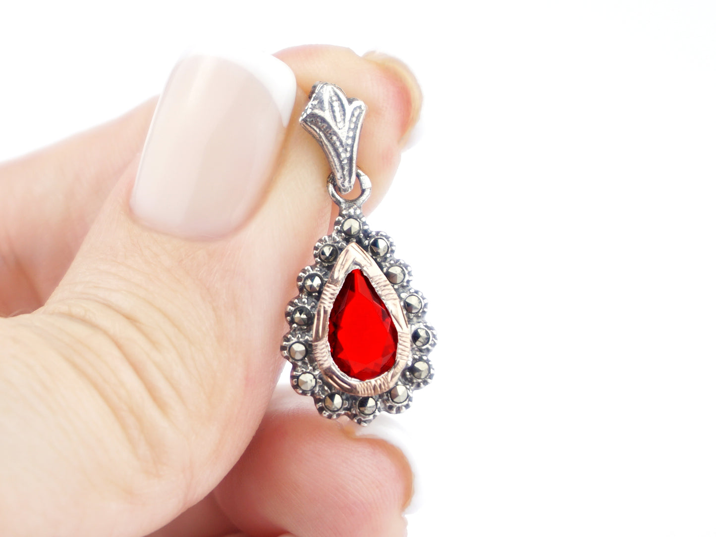 Medalha Lágrima Marcassites e Pedra Vermelha, Prata de Lei 925 e Ouro 9k - Pormenor na Mão