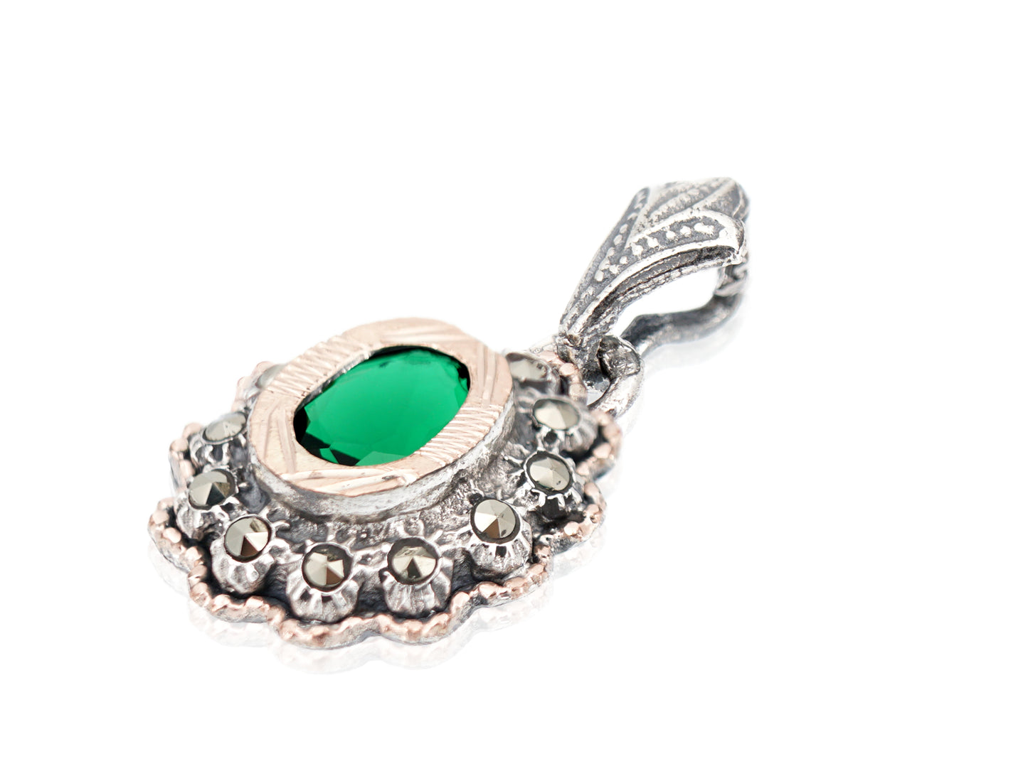 Medalha Oval com Rebordo, Marcassites e Pedra Verde, Prata de Lei 925 e Ouro 9k - Perspectiva