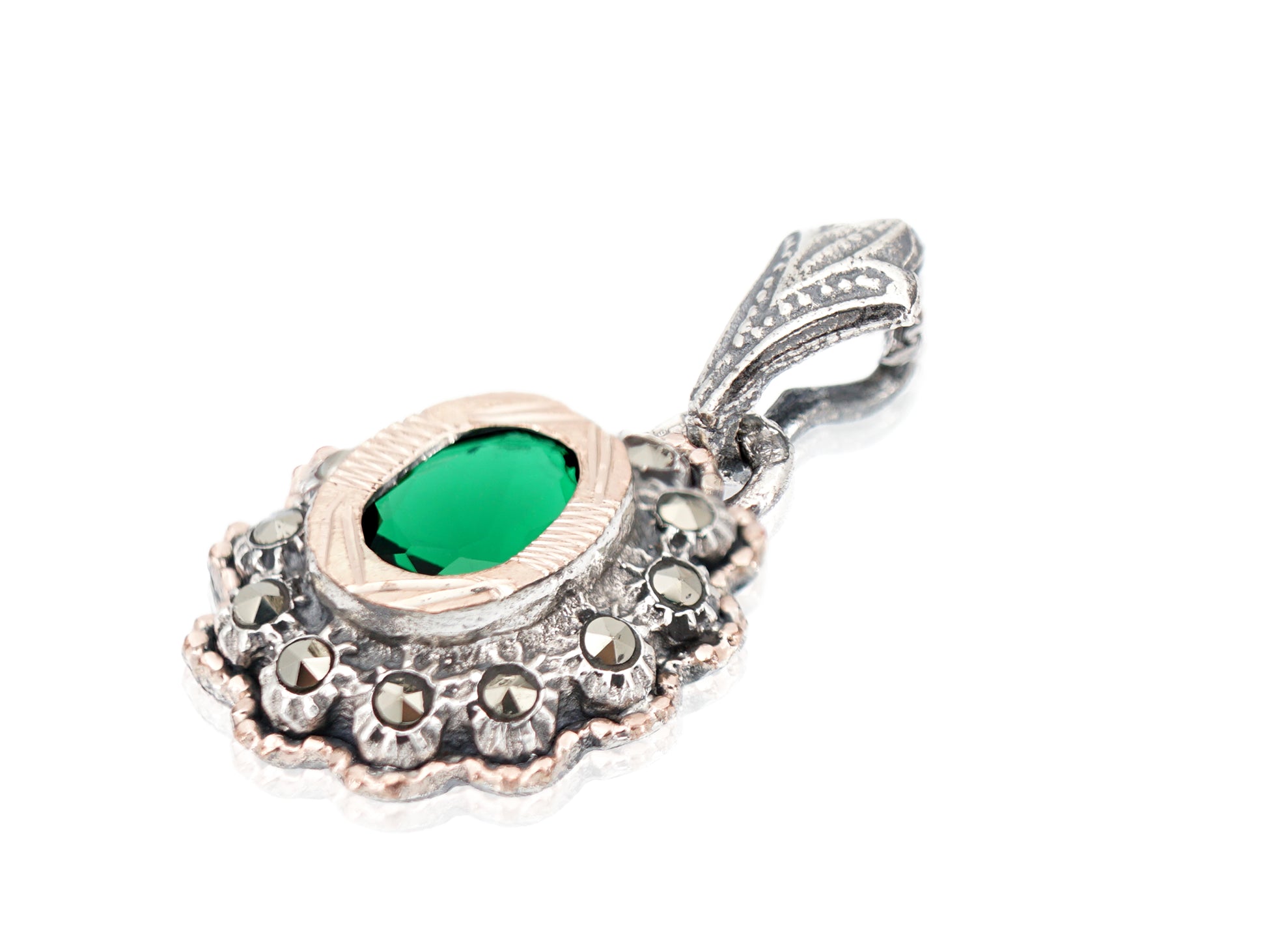 Medalha Oval com Rebordo, Marcassites e Pedra Verde, Prata de Lei 925 e Ouro 9k - Perspectiva