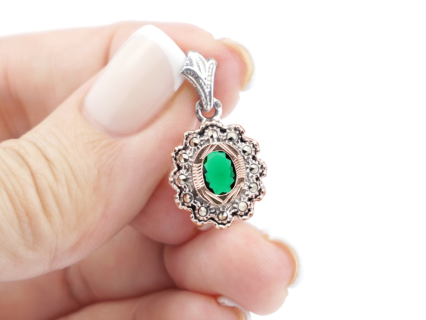 Medalha Oval com Rebordo, Marcassites e Pedra Verde, Prata de Lei 925 e Ouro 9k - Pormenor na Mão